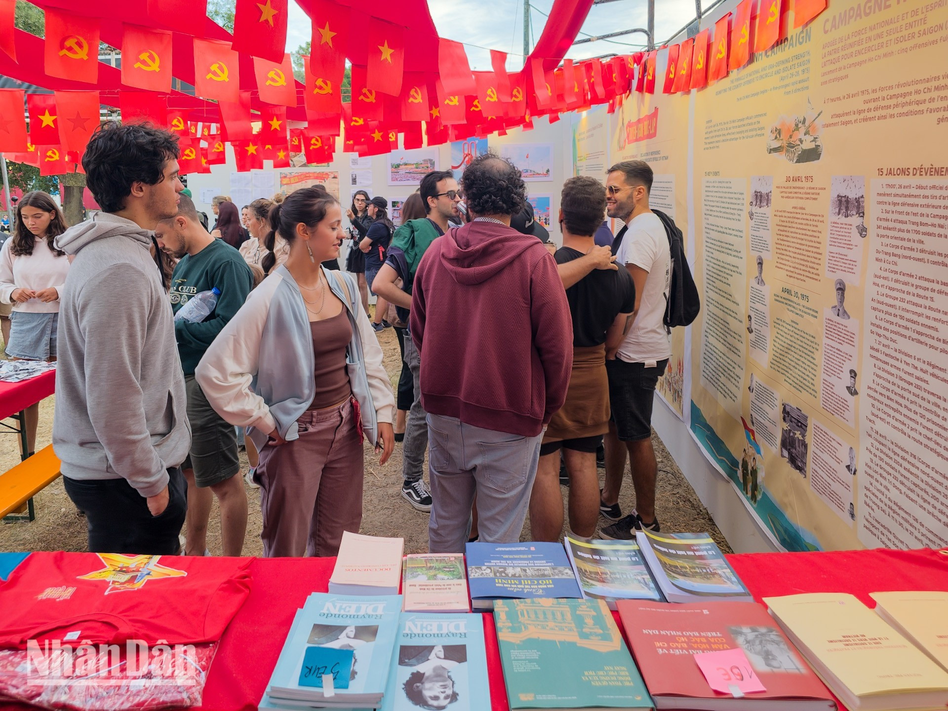 La exposición de Vietnam, organizada por el periódico Nhan Dan, concita el interés de numerosos jóvenes de varios países. El Festival de Prensa Avante lleva mucho tiempo siendo una fiesta popular, un punto de encuentro para el intercambio, la conexión y el fortalecimiento del entendimiento mutuo. El año 2026 marcará el 50º aniversario de la primera edición del festival, lo que constituirá un hito significativo para los comunistas portugueses y sus amigos internacionales. La exposición de Vietnam, organizada por el periódico Nhan Dan, concita el interés de numerosos jóvenes de varios países. El Festival de Prensa Avante lleva mucho tiempo siendo una fiesta popular, un punto de encuentro para el intercambio, la conexión y el fortalecimiento del entendimiento mutuo. El año 2026 marcará el 50º aniversario de la primera edición del festival, lo que constituirá un hito significativo para los comunistas portugueses y sus amigos internacionales.