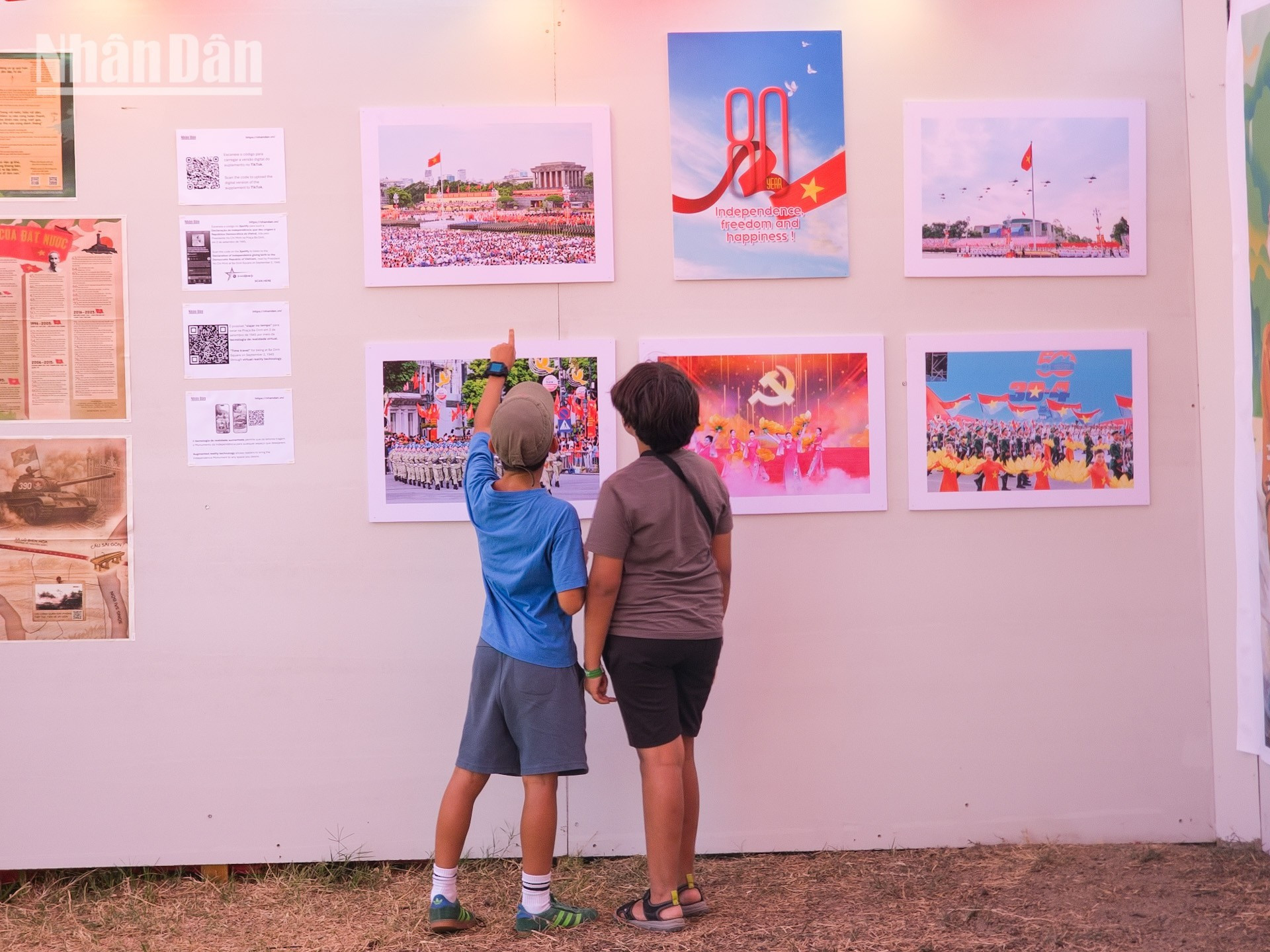 Niños de diferentes países quedan fascinados con las imágenes del desfile conmemorativo por el 80º aniversario del Día Nacional, celebrado el 2 de septiembre de 2025 en la Plaza Ba Dinh. Niños de diferentes países quedan fascinados con las imágenes del desfile conmemorativo por el 80º aniversario del Día Nacional, celebrado el 2 de septiembre de 2025 en la Plaza Ba Dinh.
