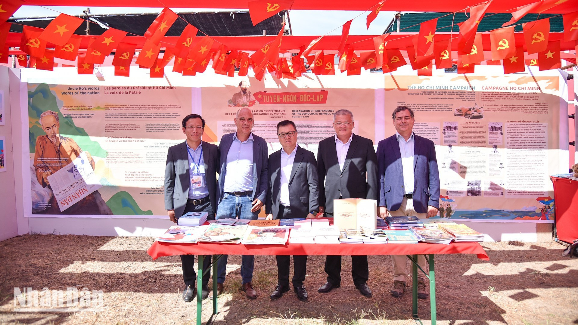 Resalta que el éxito de Vietnam cuenta también con el apoyo y la cooperación de amigos internacionales. Por ello, Vietnam desea intensificar aún más su cooperación internacional con otros países del mundo, expresó. Resalta que el éxito de Vietnam cuenta también con el apoyo y la cooperación de amigos internacionales. Por ello, Vietnam desea intensificar aún más su cooperación internacional con otros países del mundo, expresó.