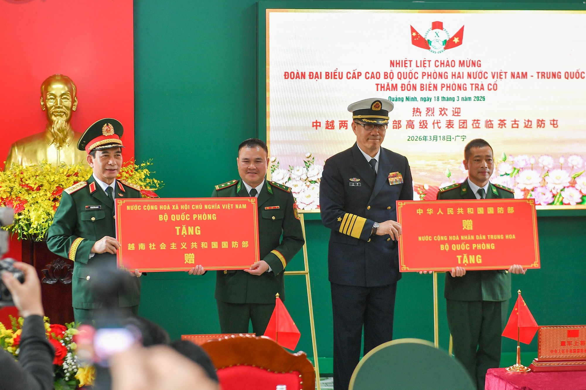 Los ministros entregan obsequios a representantes del puesto de guardia fronterizo de Tra Co, en la provincia vietnamita de Quang Ninh.