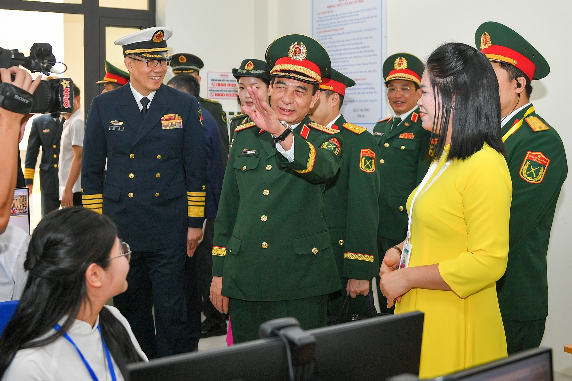 Los dos ministros visitan la sala de informática de la escuela secundaria superior de Tran Phu.