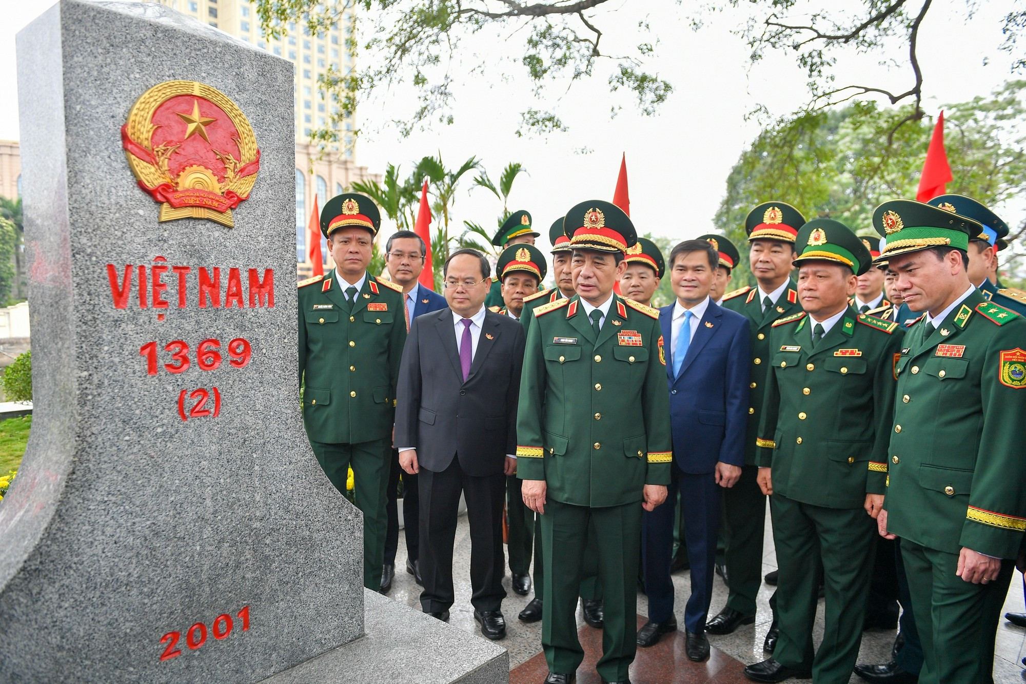 El general Phan Van Giang visita el hito fronterizo 1369.