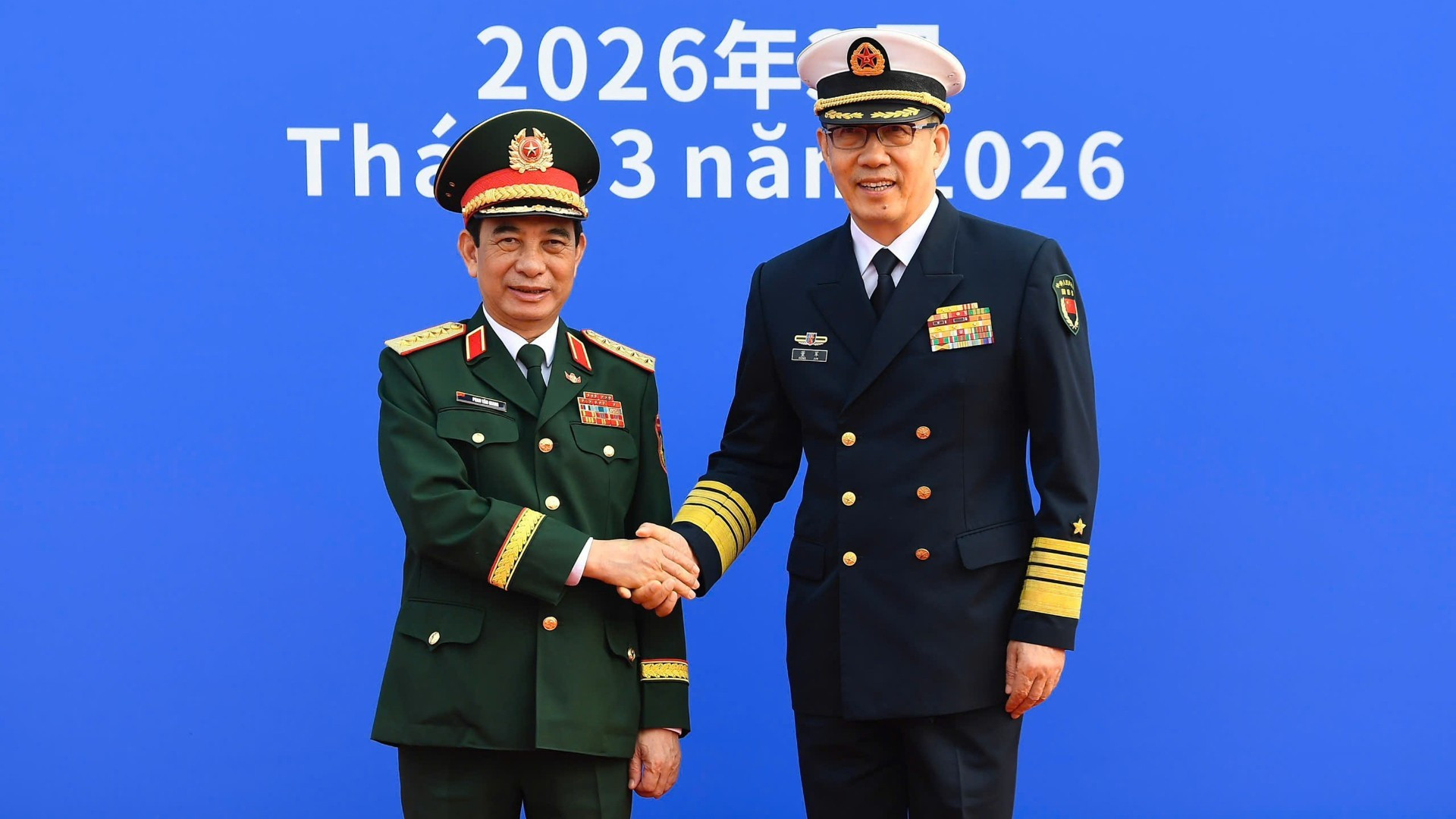 El general Phan Van Giang y el teniente general Dong Jun.