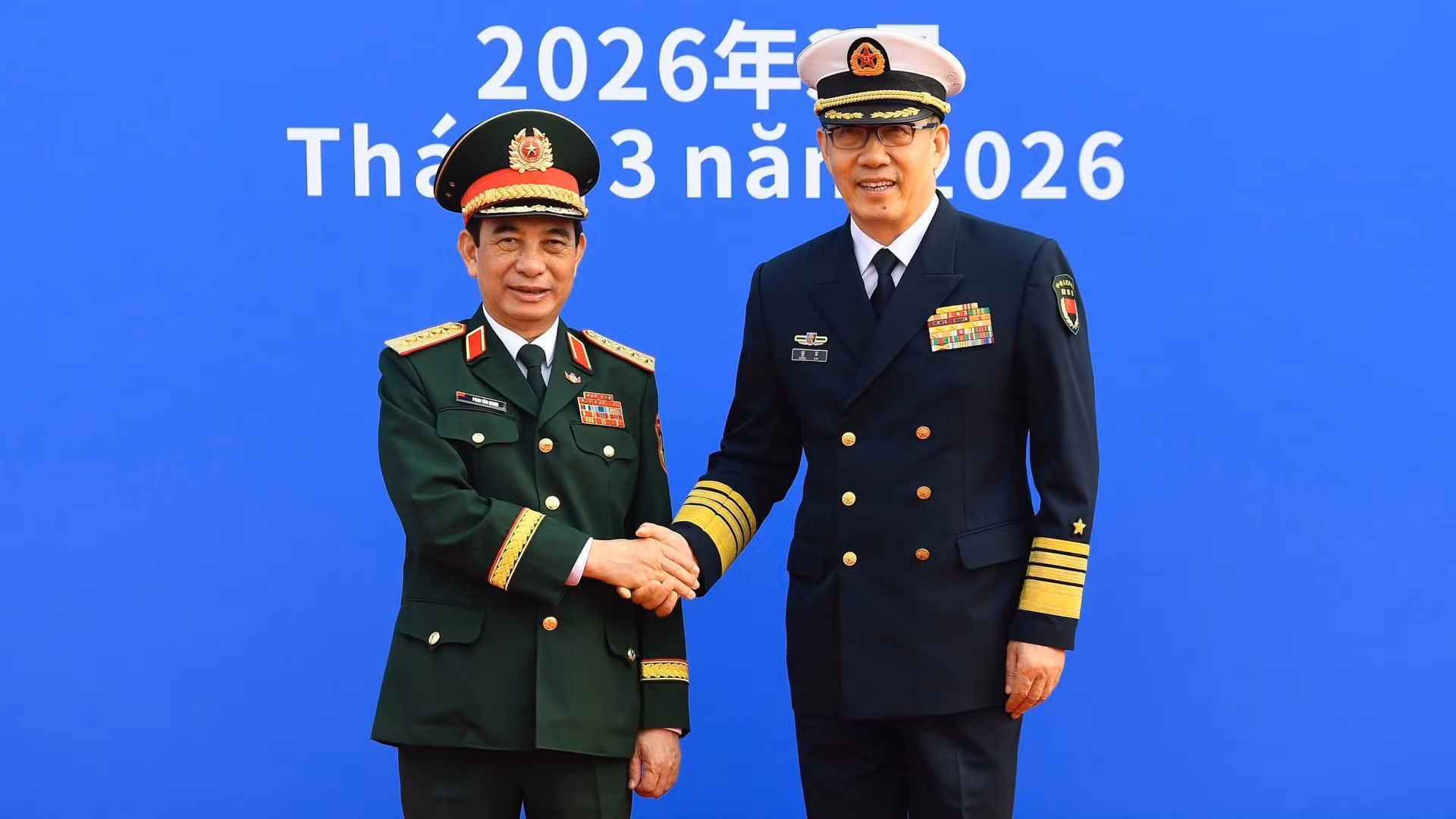 El general Phan Van Giang y el teniente general Dong Jun.