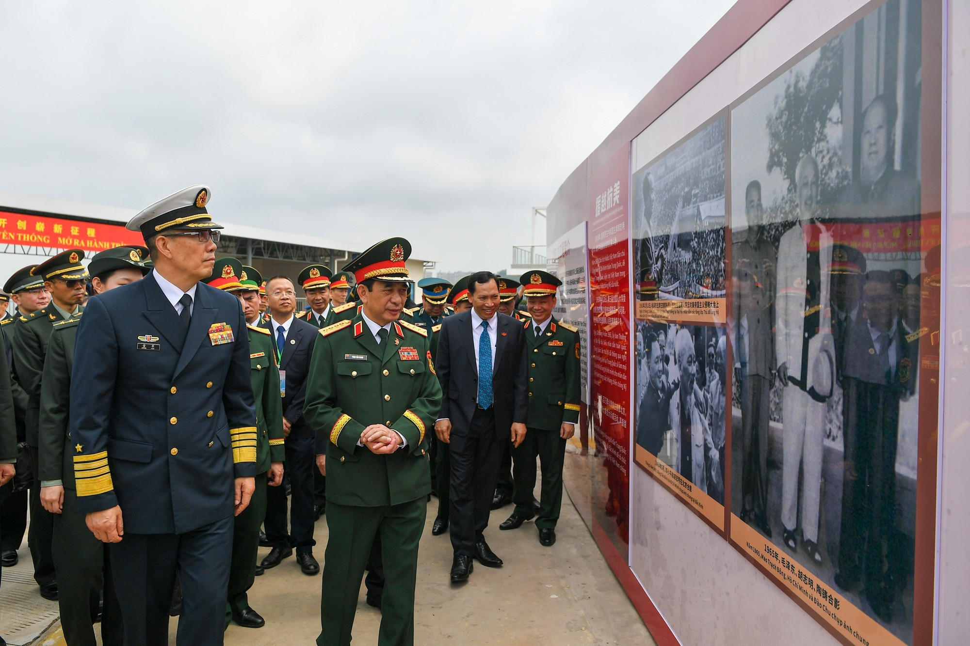 El general Phan Van Giang y el teniente general Dong Jun visitan el sitio histórico “Ruta Ho Chi Minh en el mar” en el puerto turístico de Fangcheng (China).