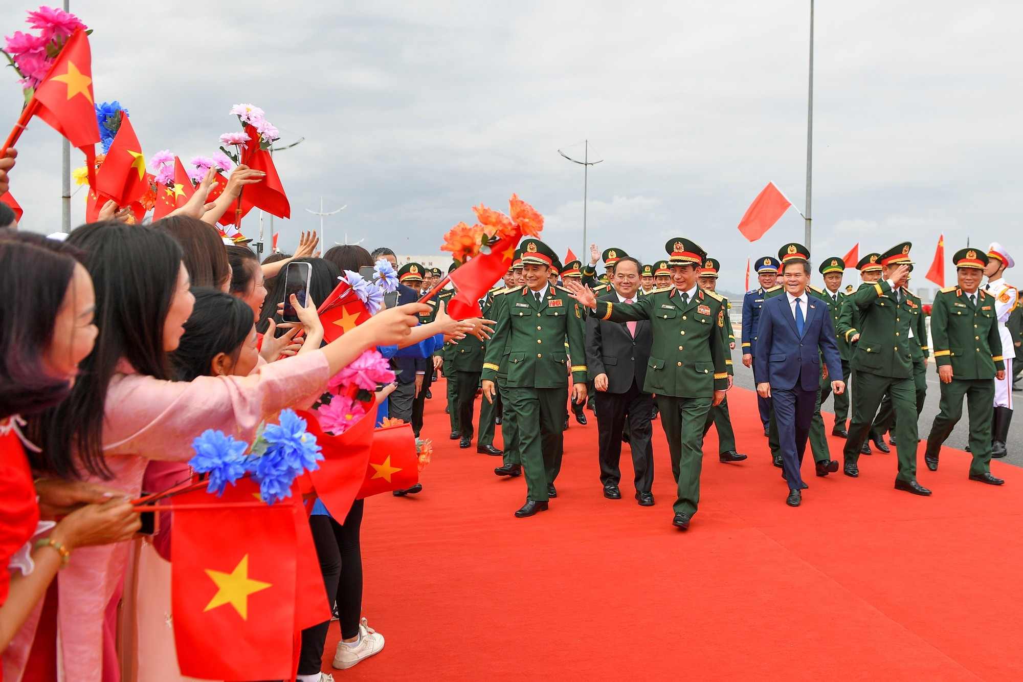 Al concluir la visita de trabajo, la delegación recibe una cálida bienvenida por parte de la población de la zona fronteriza.