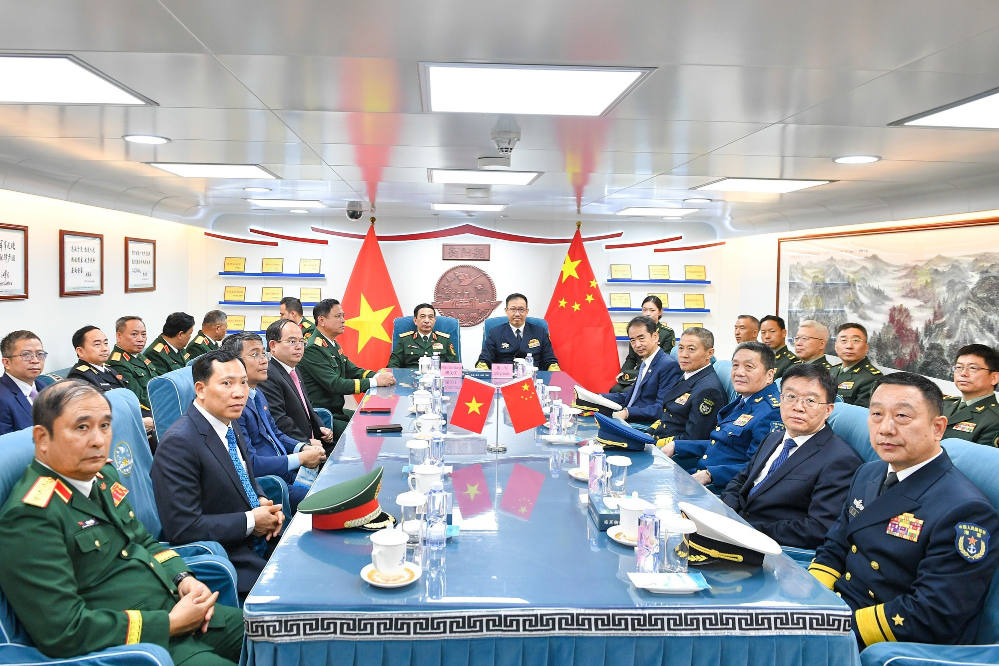 Ambos ministros escuchan los informes de los comandantes sobre los preparativos de las patrullas conjuntas entre las armadas de ambos países.