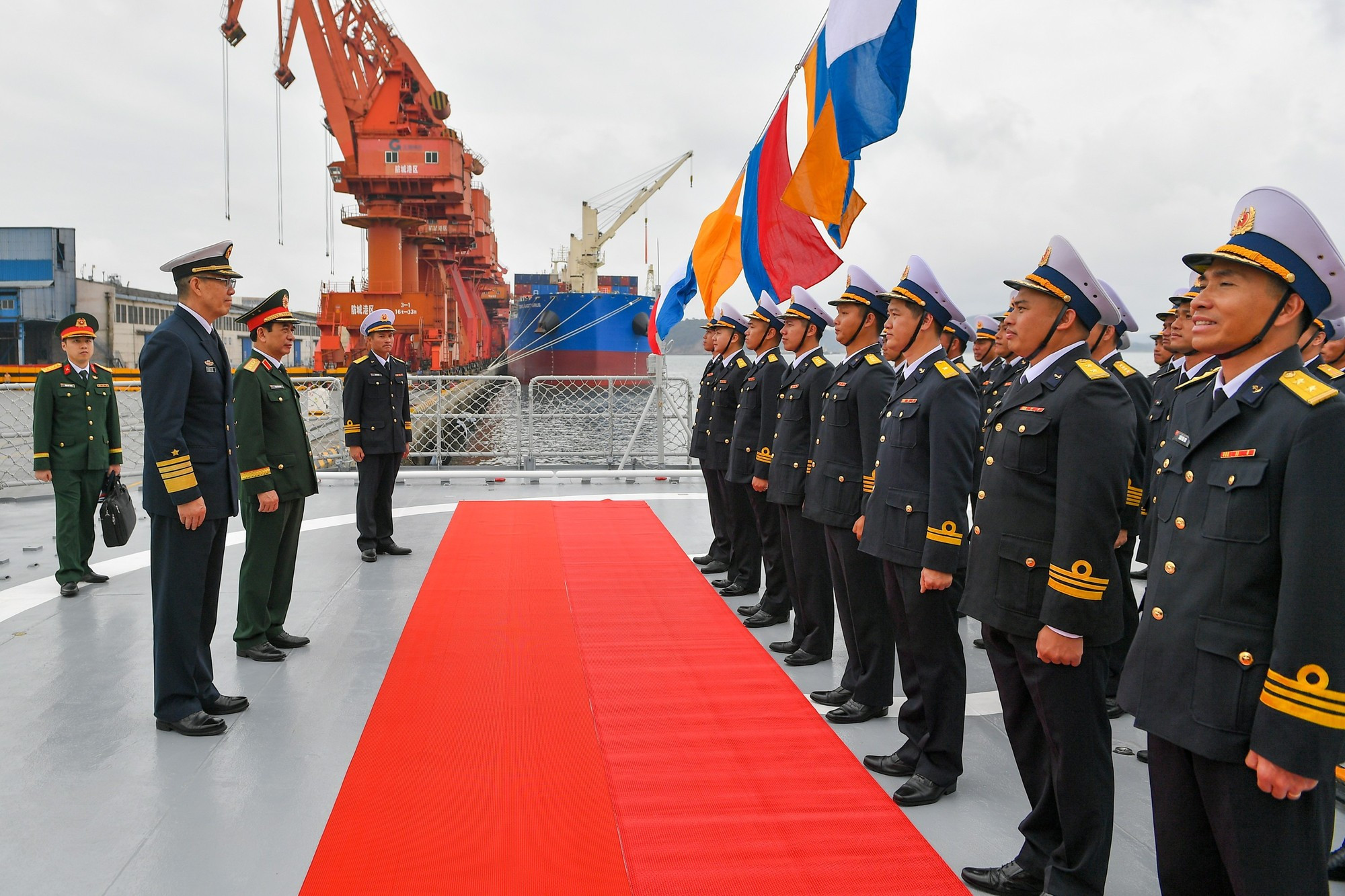 Ambos ministros visitan el buque 015.