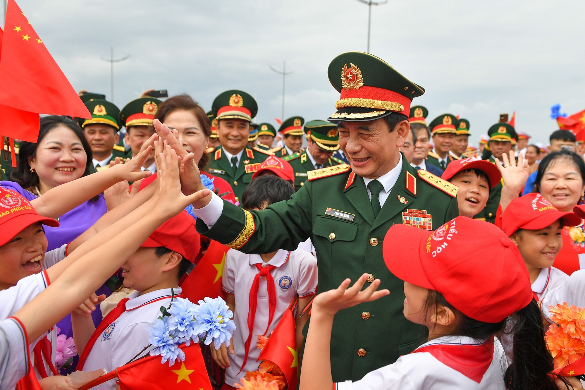 El Intercambio Amistoso de Defensa Fronteriza Vietnam-China se ha convertido en un hito en las actividades de relaciones exteriores de los dos Partidos, Estados y ejércitos.