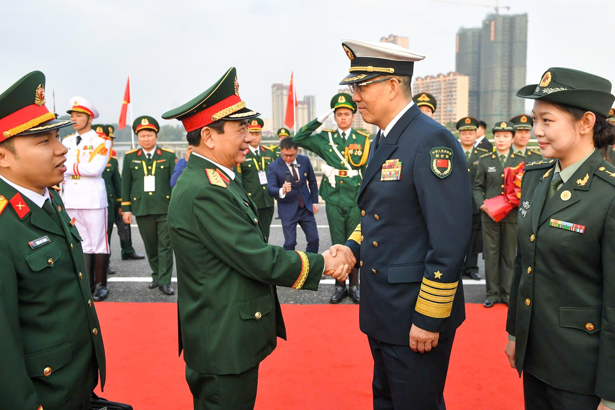 En el segundo día del evento, el teniente general Dong Jun recibe al general Phan Van Giang en el paso fronterizo internacional de Dongxing (China).