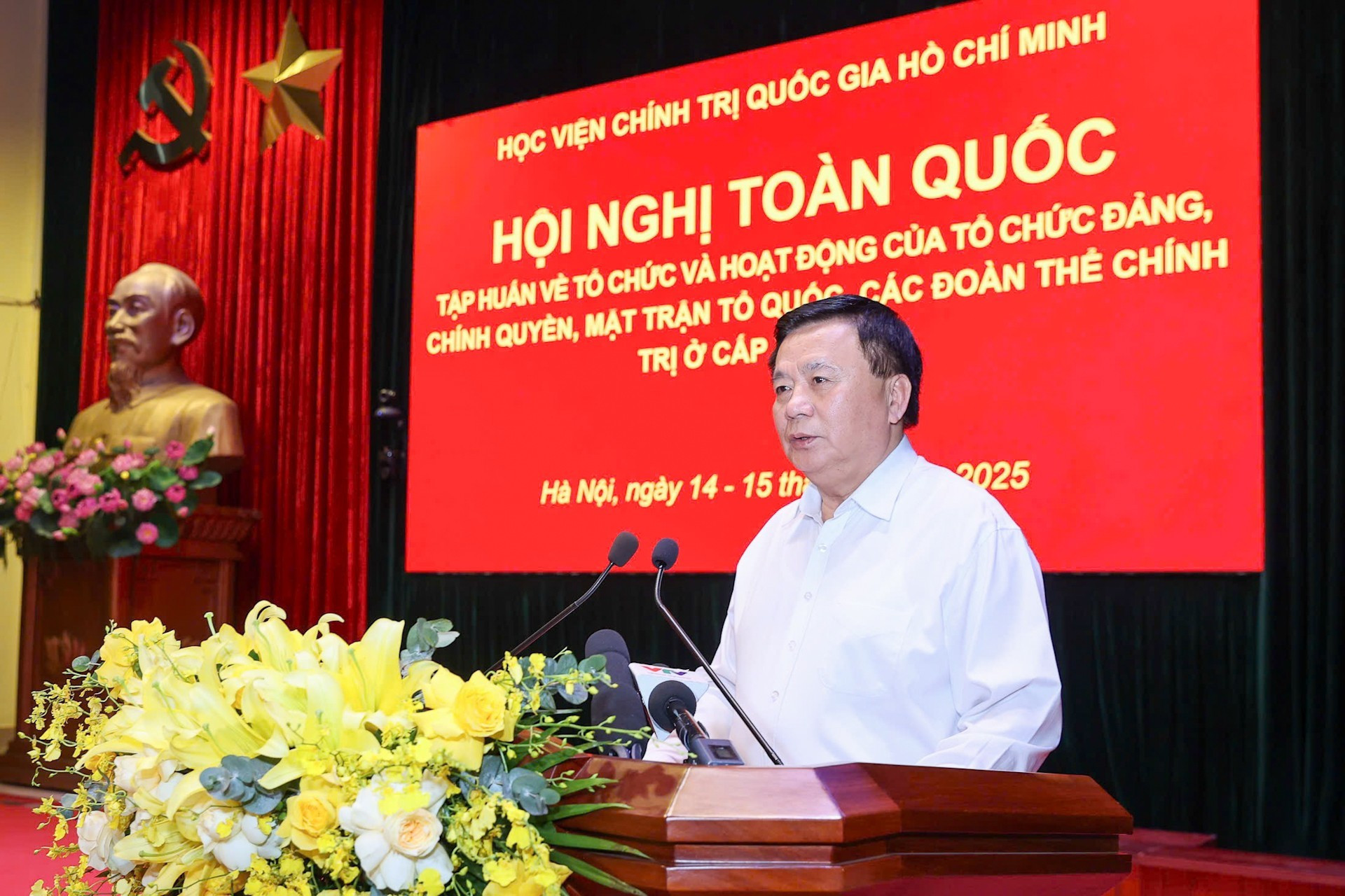 El director de la Academia de Política Nacional Ho Chi Minh, Nguyen Xuan Thang, habla en el evento. El director de la Academia de Política Nacional Ho Chi Minh, Nguyen Xuan Thang, habla en el evento.
