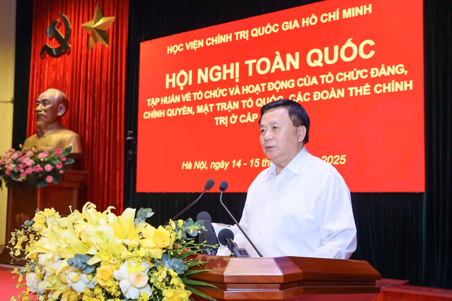 El director de la Academia de Política Nacional Ho Chi Minh, Nguyen Xuan Thang, habla en el evento.