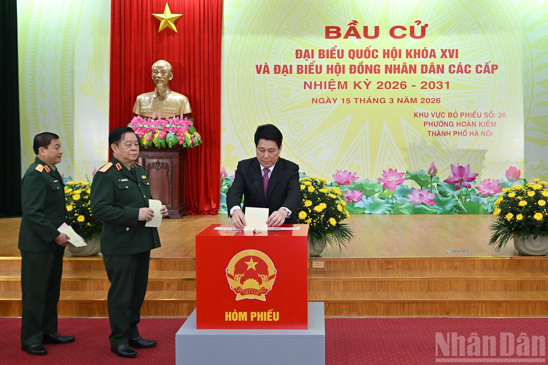 El jefe del Estado vietnamita, Luong Cuong, emite sus votos.