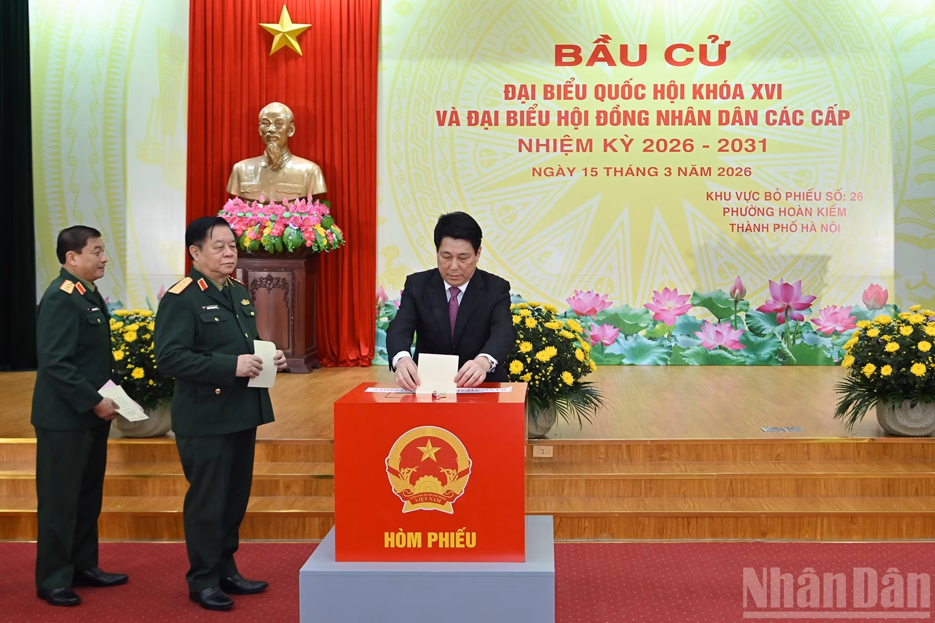 El jefe del Estado vietnamita, Luong Cuong, emite sus votos.