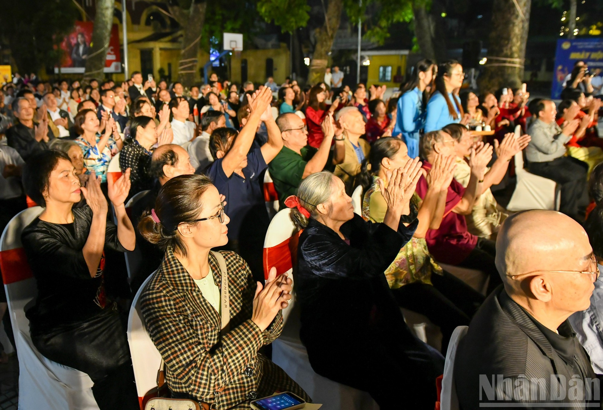 Residentes en el barrio de Ba Dinh en el evento.