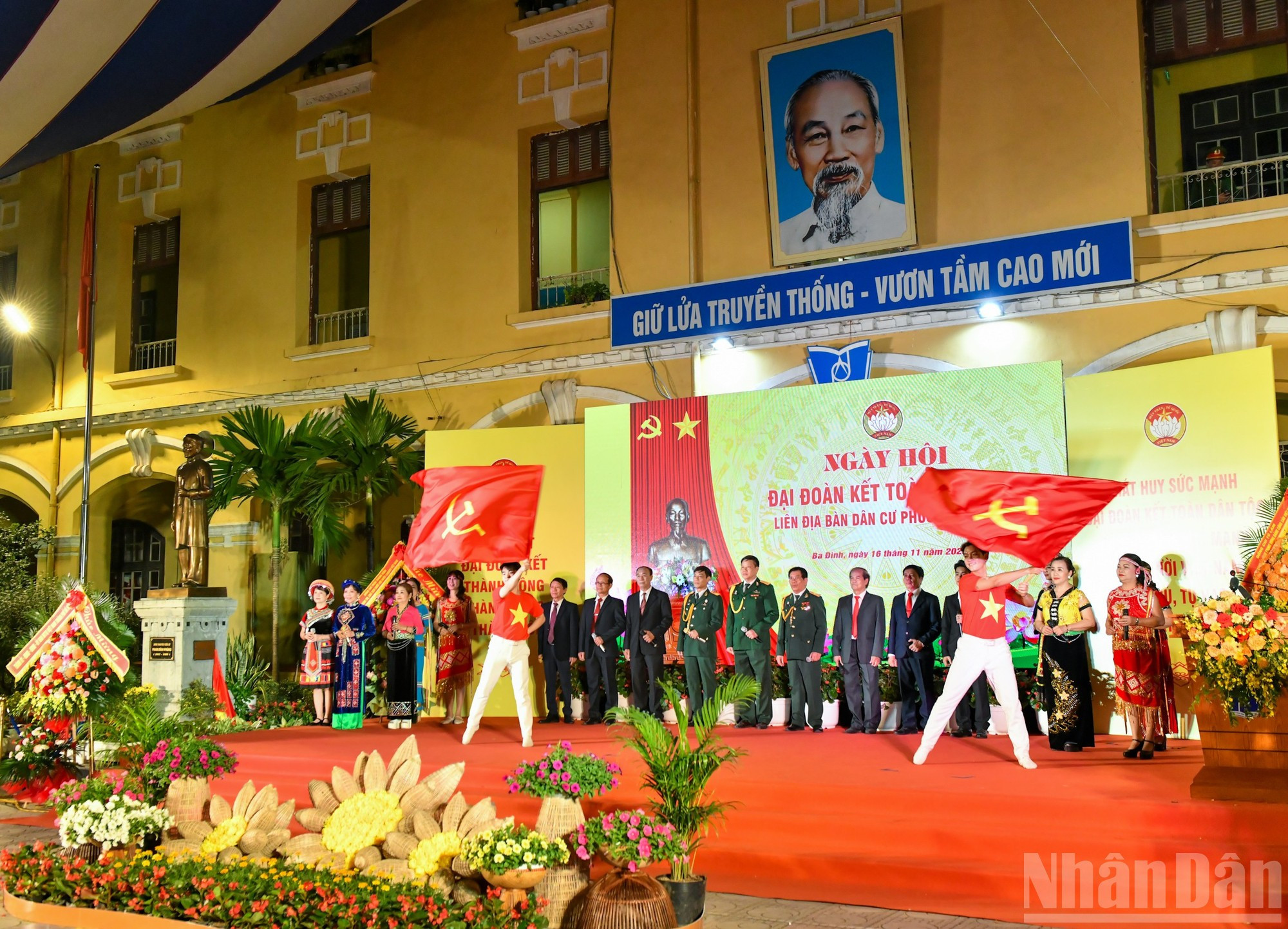 Una actuación de los residentes en el barrio de Ba Dinh.