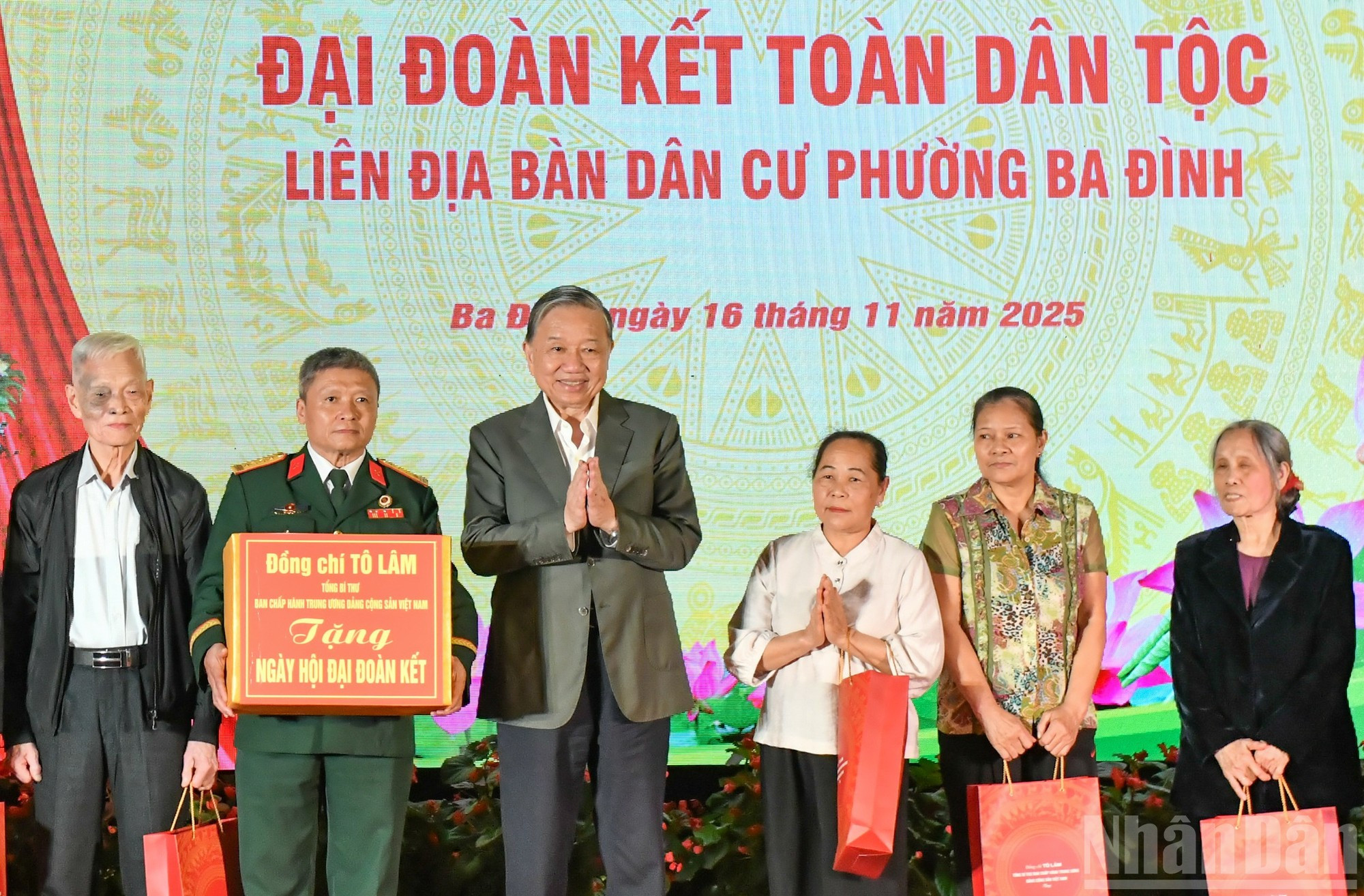 El líder partidista To Lam otorga regalos a las familias beneficiarias de políticas sociales en el barrio de Ba Dinh.