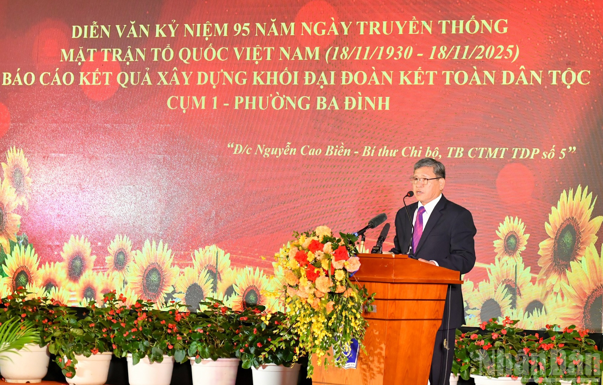 El secretario del Comité del Partido y jefe del Comité del Frente en el Conjunto Residencial Nº 5, Nguyen Cao Bien, presenta un informe.