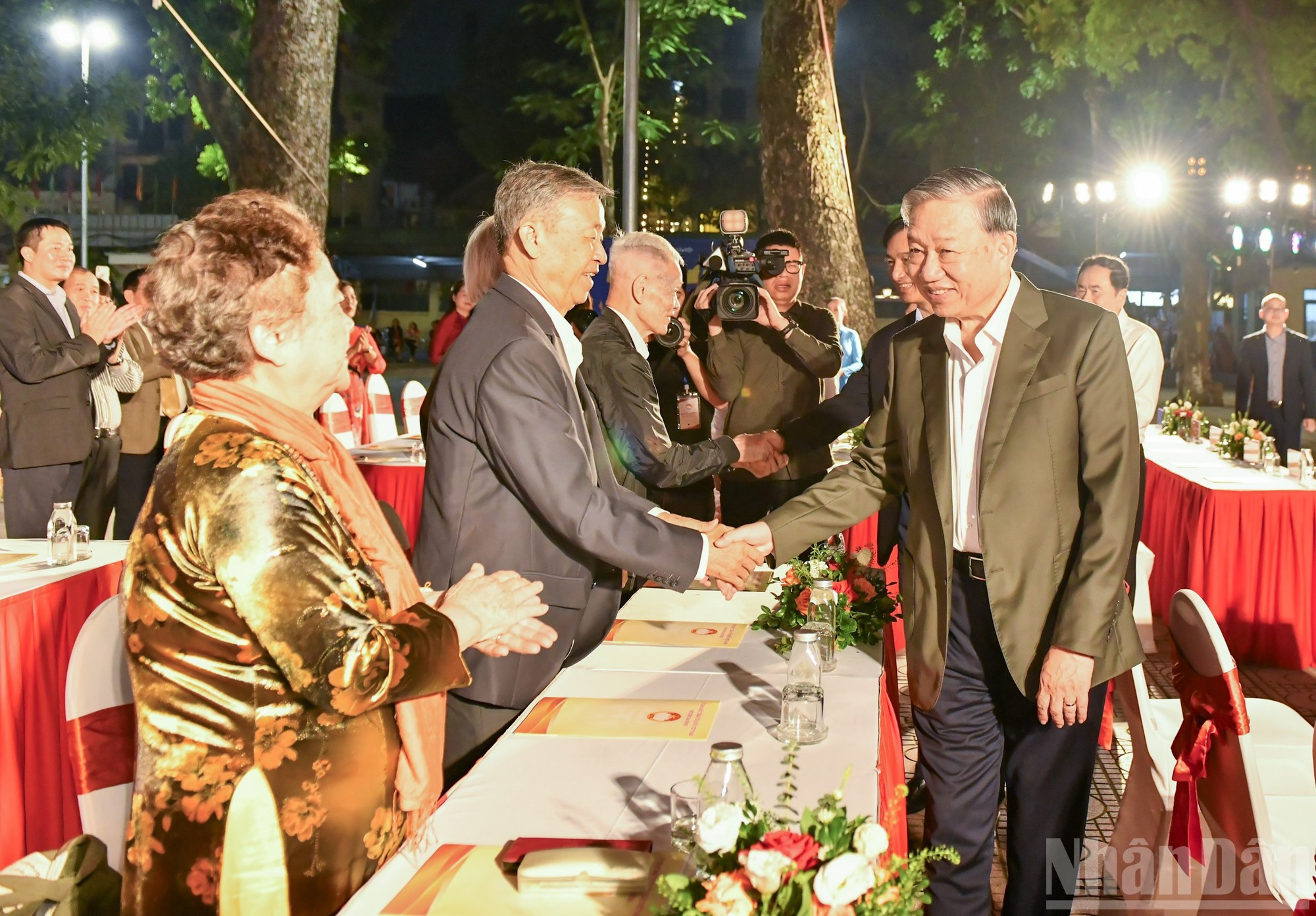 El líder partidista To Lam saluda a los asistentes al evento.