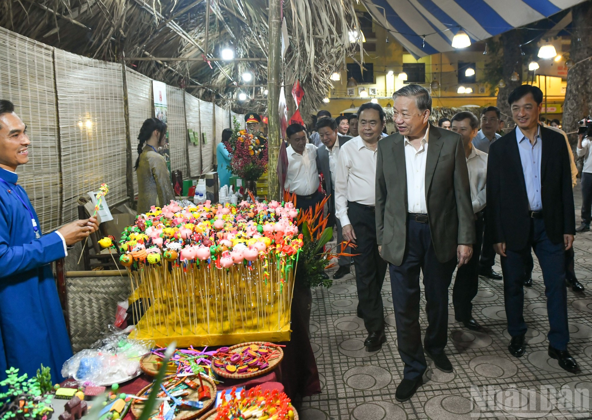 El secretario general To Lam y los dirigentes del Partido y del Estado visitan los puestos OCOP.