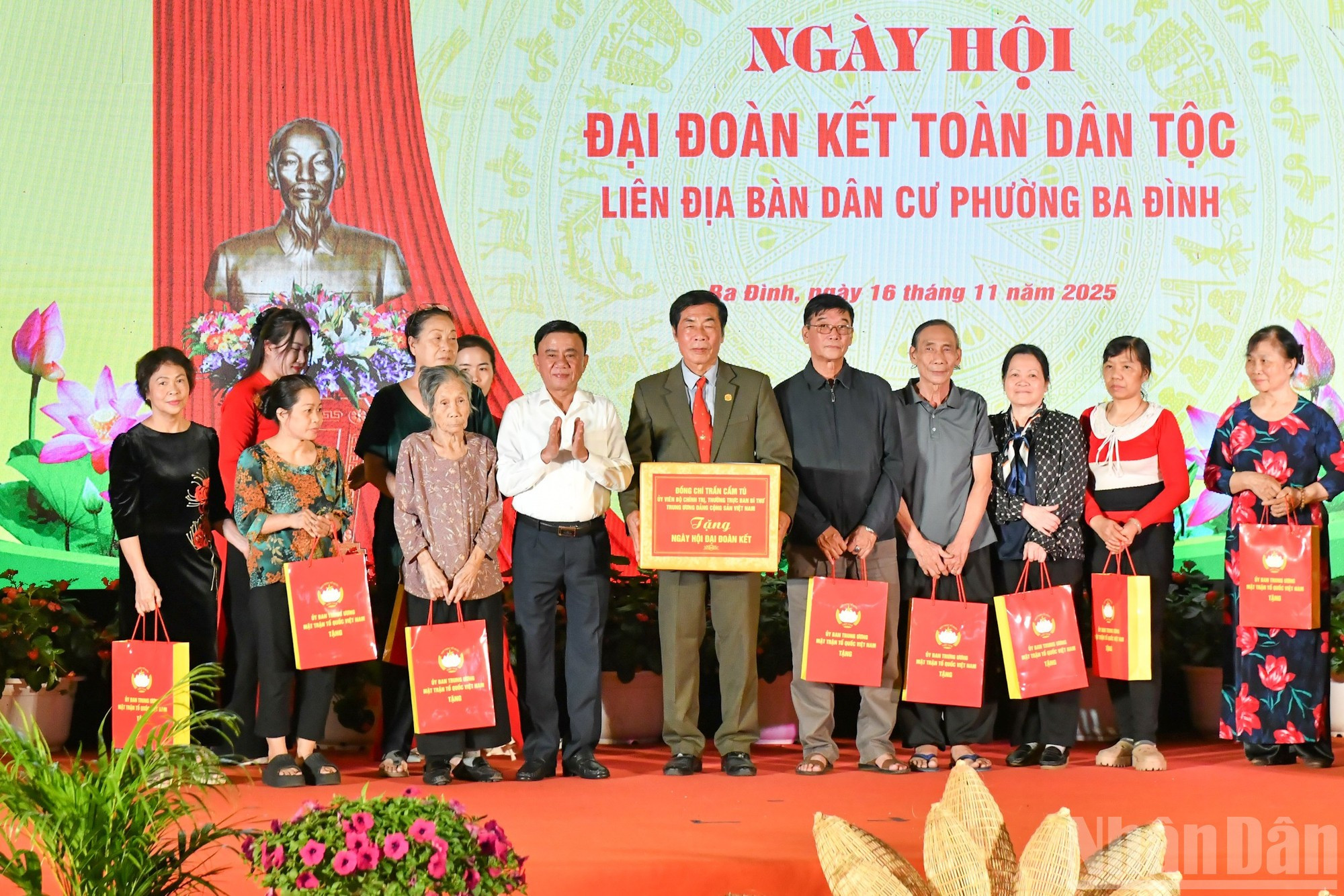 El miembro permanente del Secretariado del Comité Central del Partido, Tran Cam Tu, otorga regalos a las familias beneficiarias de políticas sociales en el barrio de Ba Dinh.