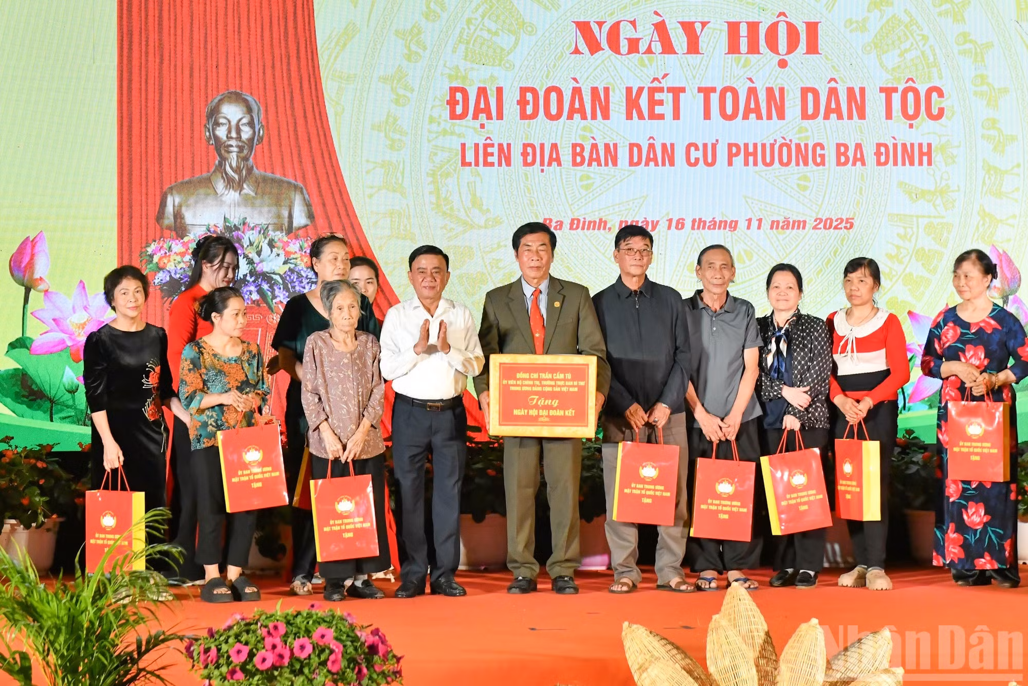 El miembro permanente del Secretariado del Comité Central del Partido, Tran Cam Tu, otorga regalos a las familias beneficiarias de políticas sociales en el barrio de Ba Dinh.