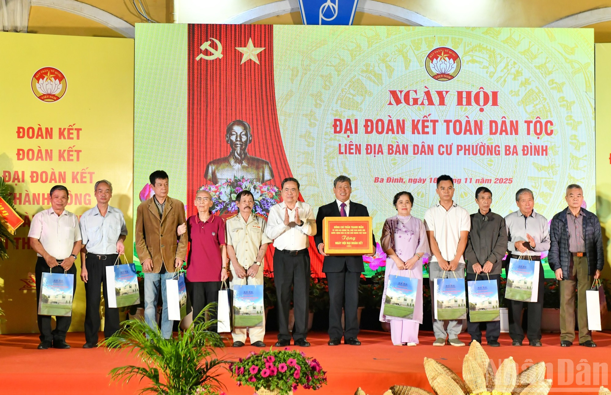 El titular de la Asamblea Nacional de Vietnam, Tran Thanh Man, entrega obsequios a las familias beneficiarias de políticas sociales en el barrio de Ba Dinh.