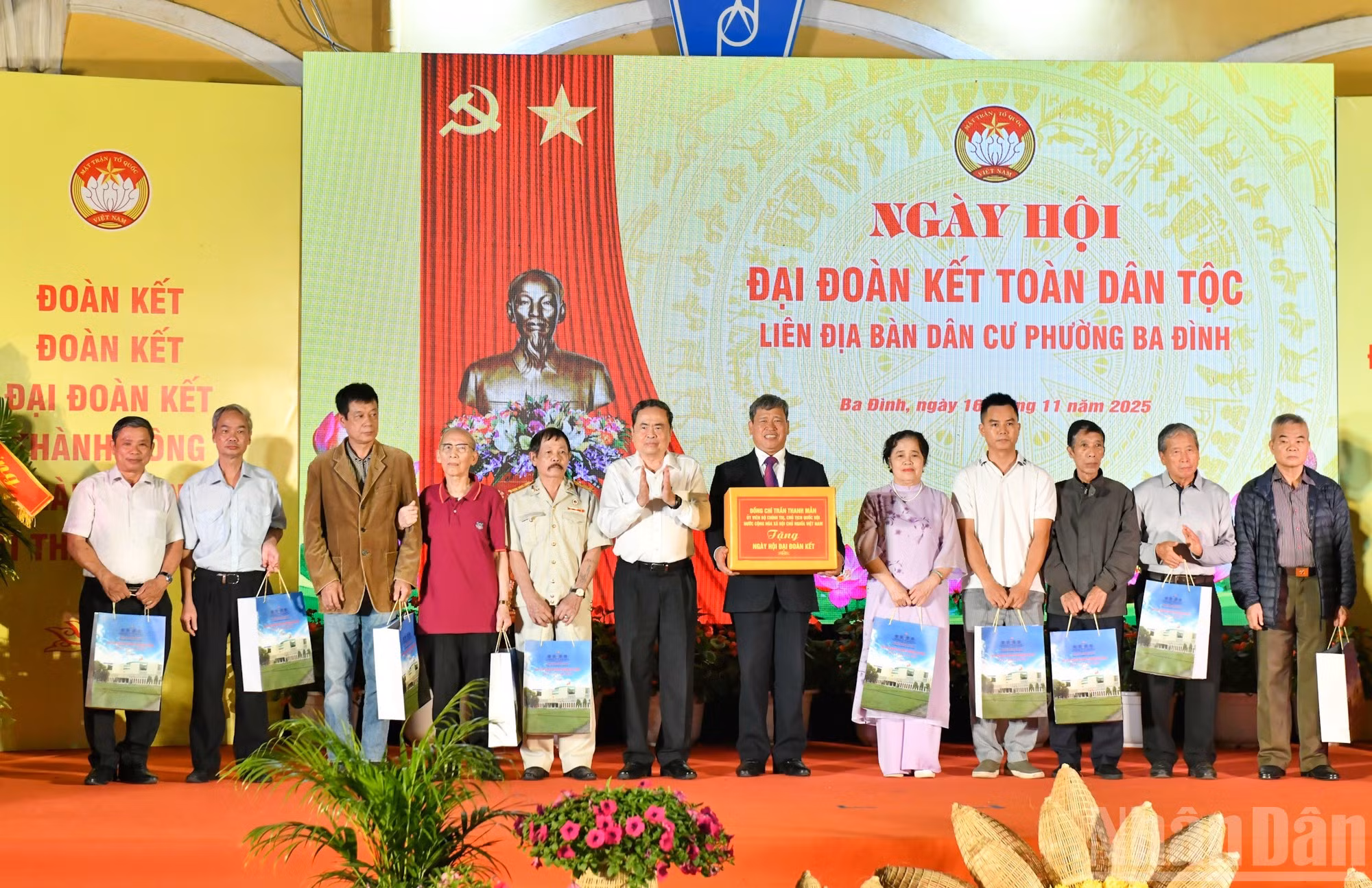 El titular de la Asamblea Nacional de Vietnam, Tran Thanh Man, entrega obsequios a las familias beneficiarias de políticas sociales en el barrio de Ba Dinh.