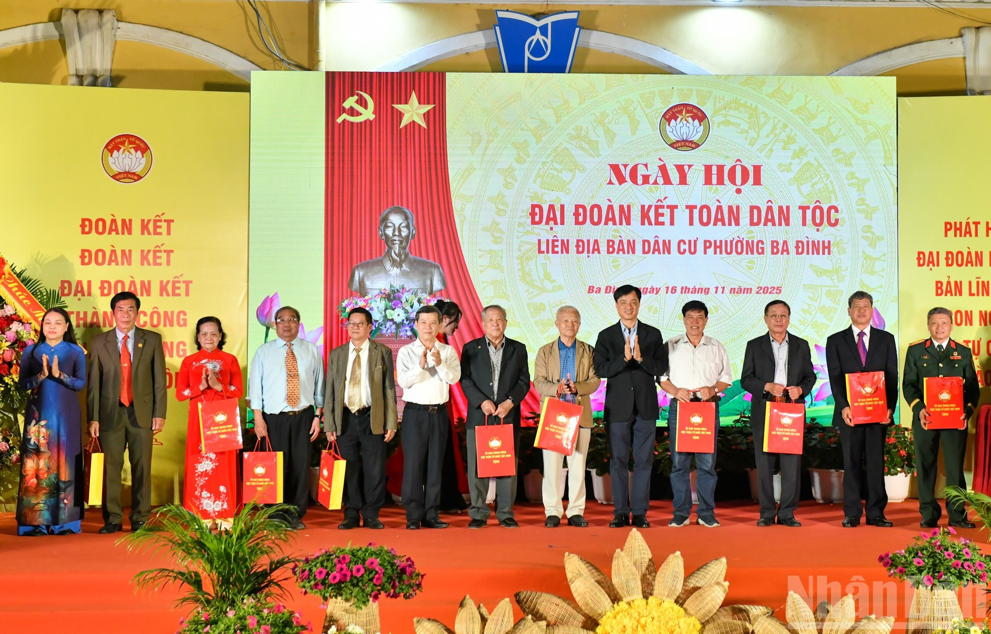 Las familias beneficiarias de políticas sociales en el barrio de Ba Dinh reciben regalos.