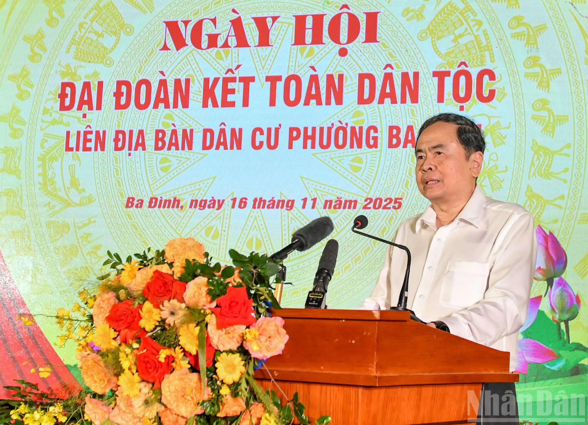 El presidente de la Asamblea Nacional de Vietnam, Tran Thanh Man, toma la palabra en la cita.