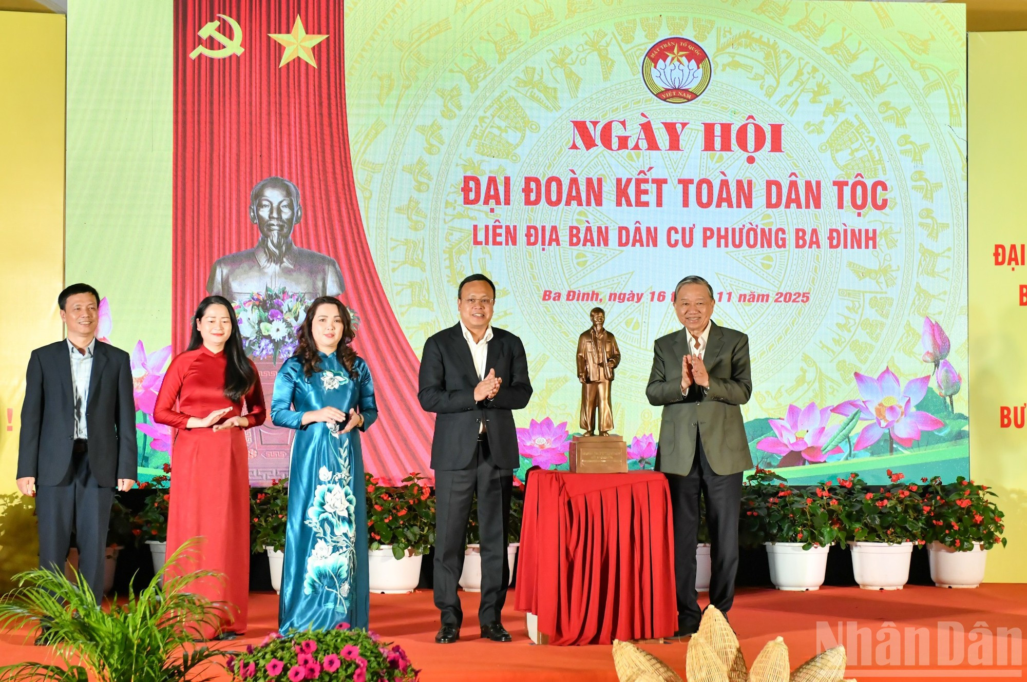 El secretario general To Lam entrega una estatua del Presidente Ho Chi Minh al barrio de Ba Dinh.