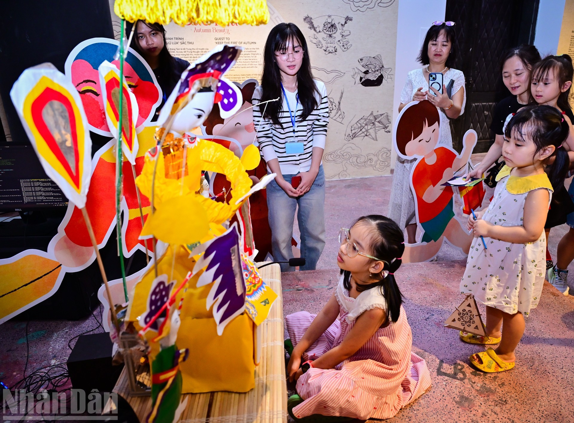 La figura tradicional del erudito en papel, que se renueva gracias a la aplicación de la inteligencia artificial, puede conversar con los niños.