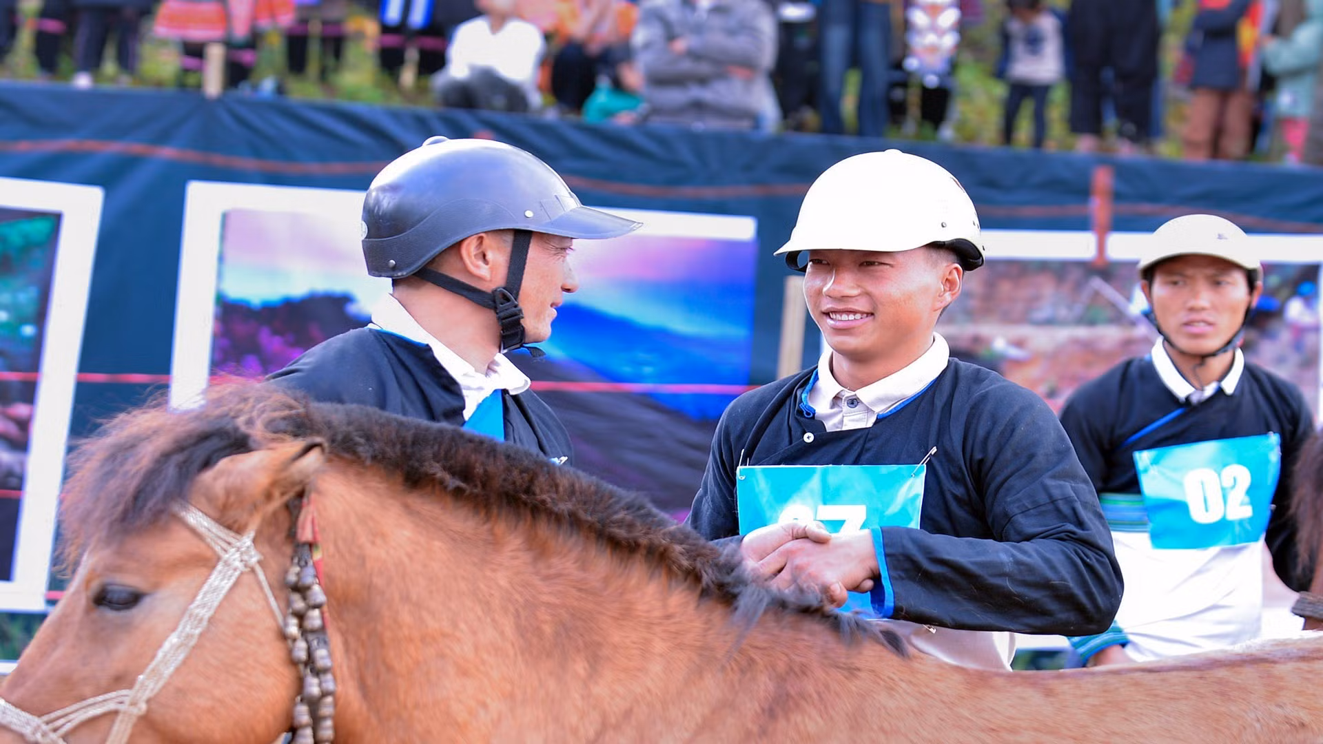 Los jinetes sostienen sus manos antes de la competencia.