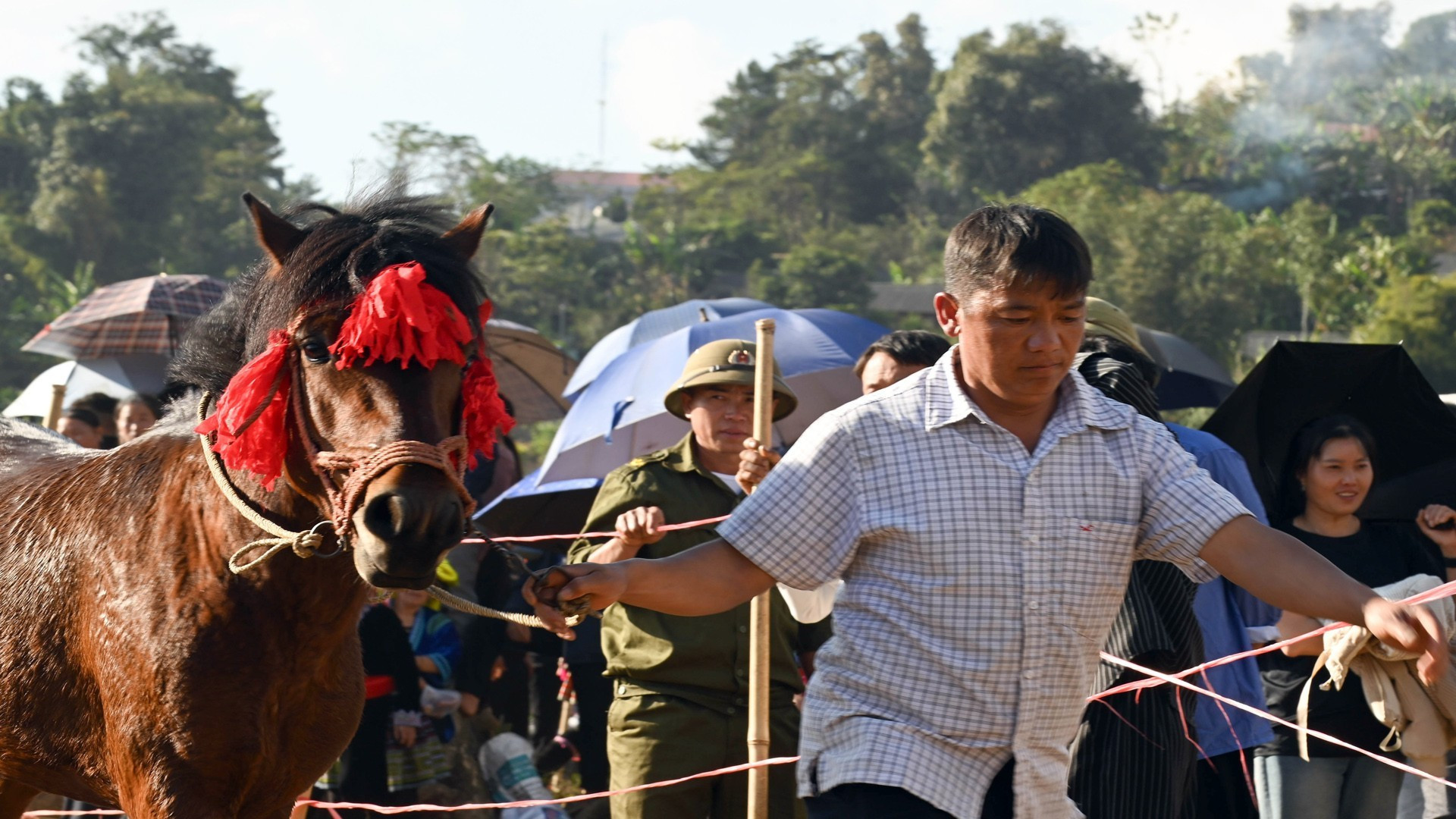 Los mejores jinetes de ambas comunas participan en la ronda final de la primera carrera.