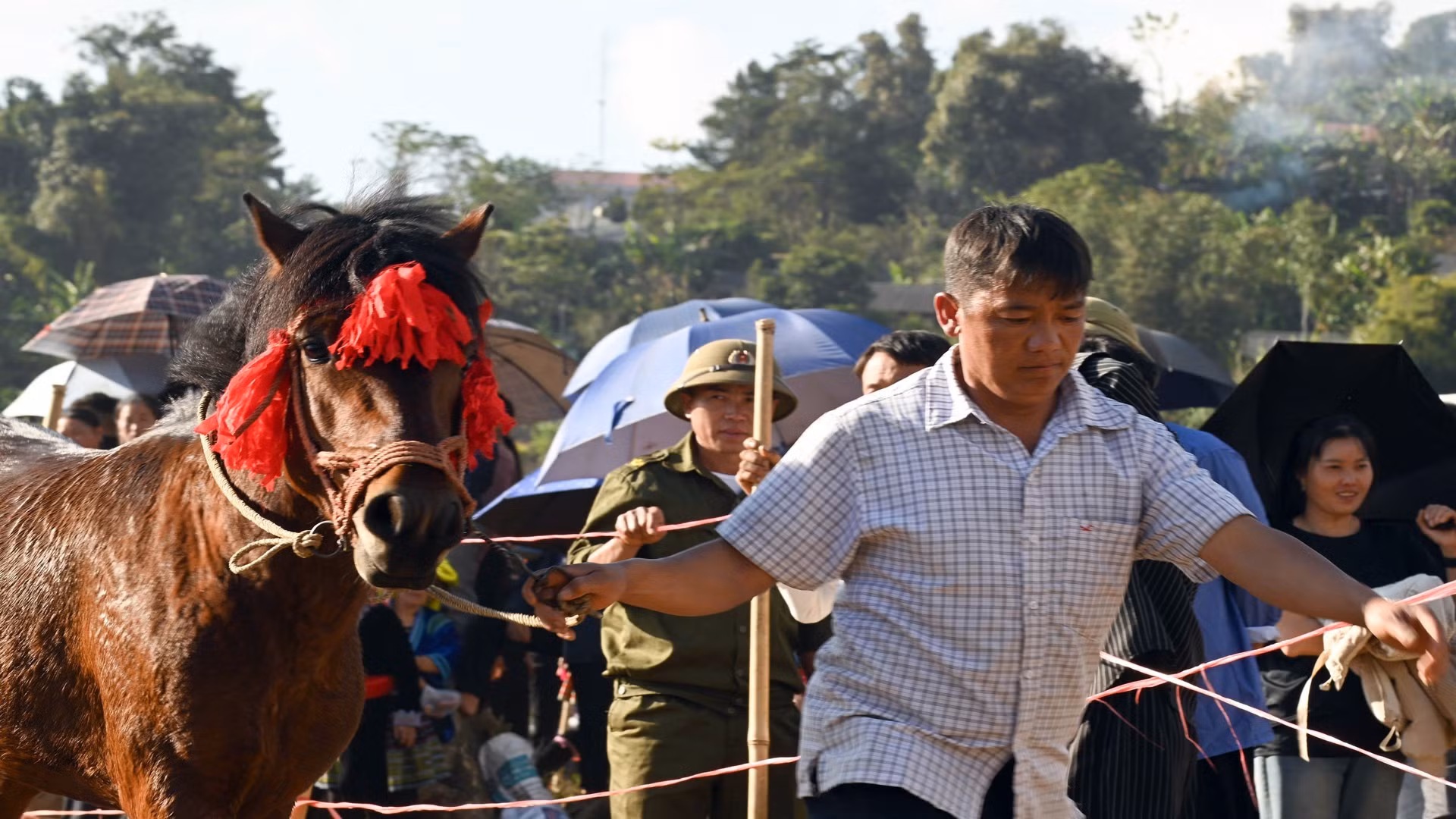 Los mejores jinetes de ambas comunas participan en la ronda final de la primera carrera.