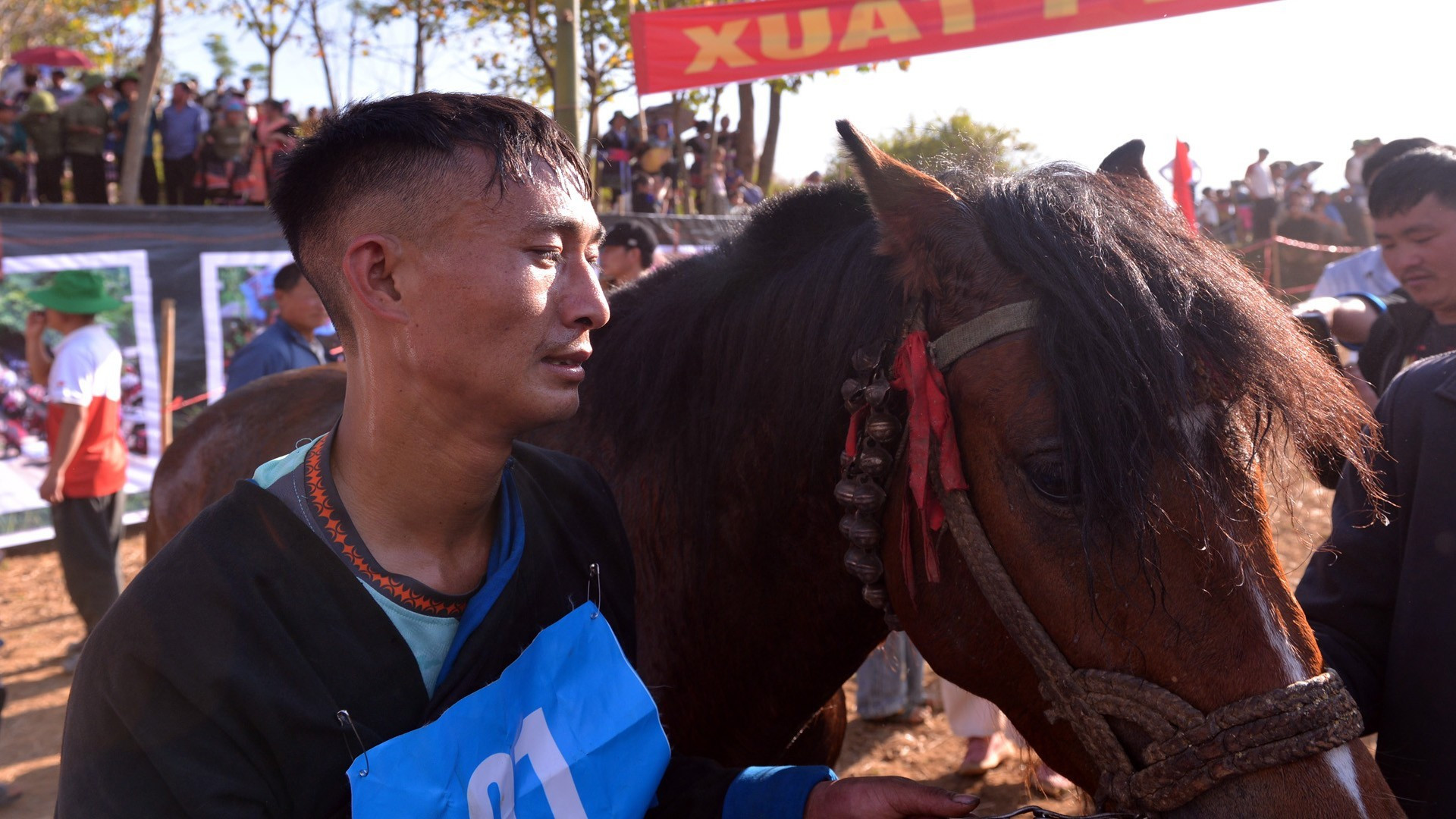 El dueño y su caballo después de completar la carrera.