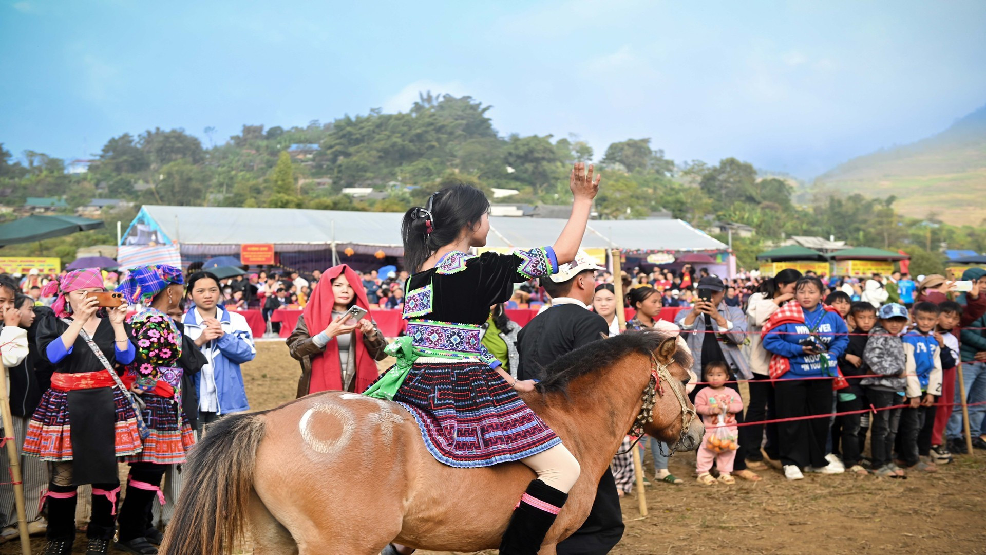 El caballo vencedor sale a la pista.
