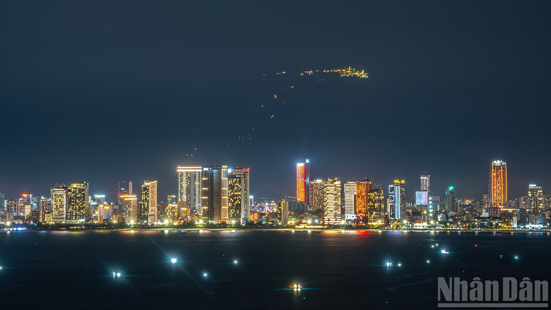 La ciudad brilla por la noche.