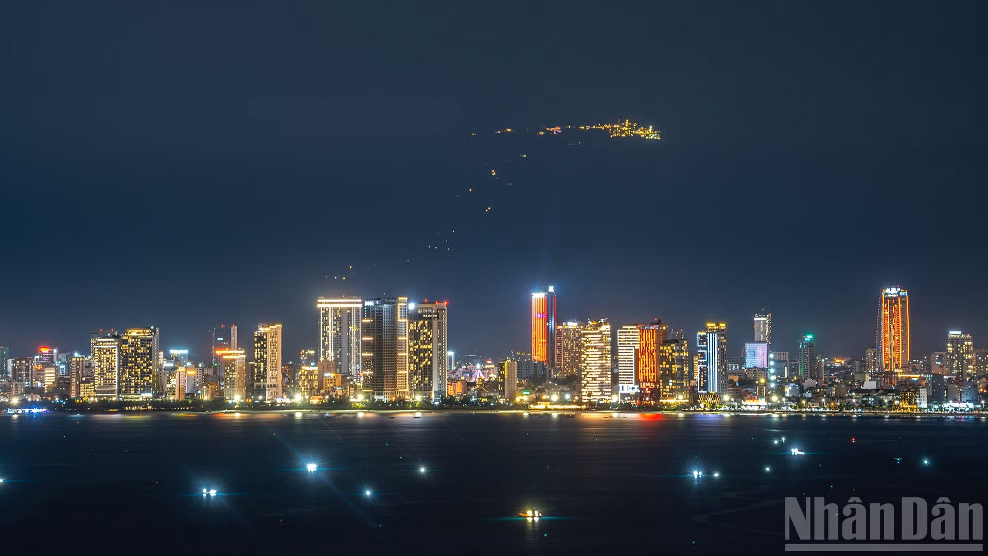 La ciudad brilla por la noche.