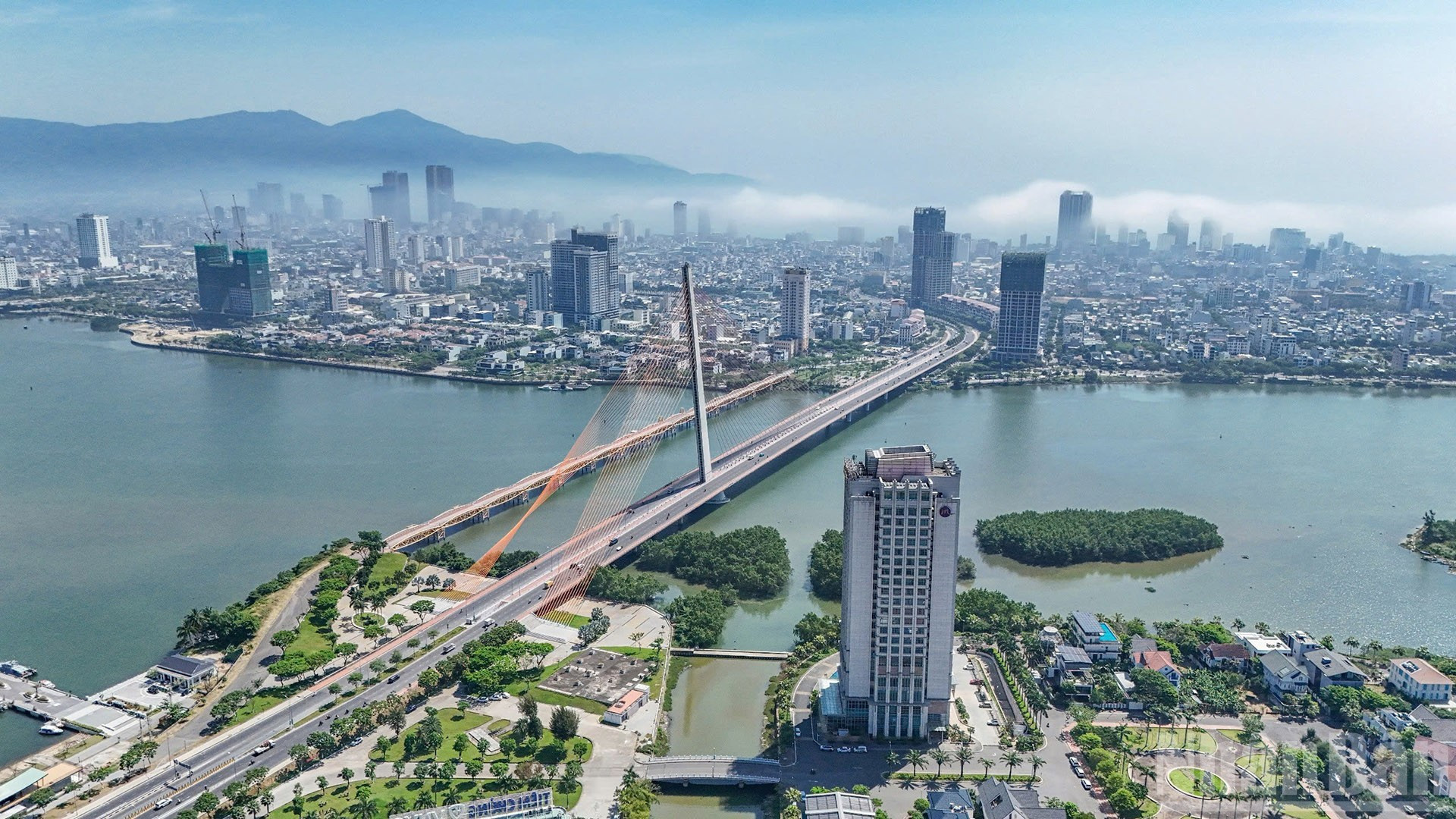 La zona oriental de Da Nang, que abarca los antiguos distritos de Son Tra y Ngu Hanh Son, se ha convertido en el centro de servicios y turismo de la ciudad.