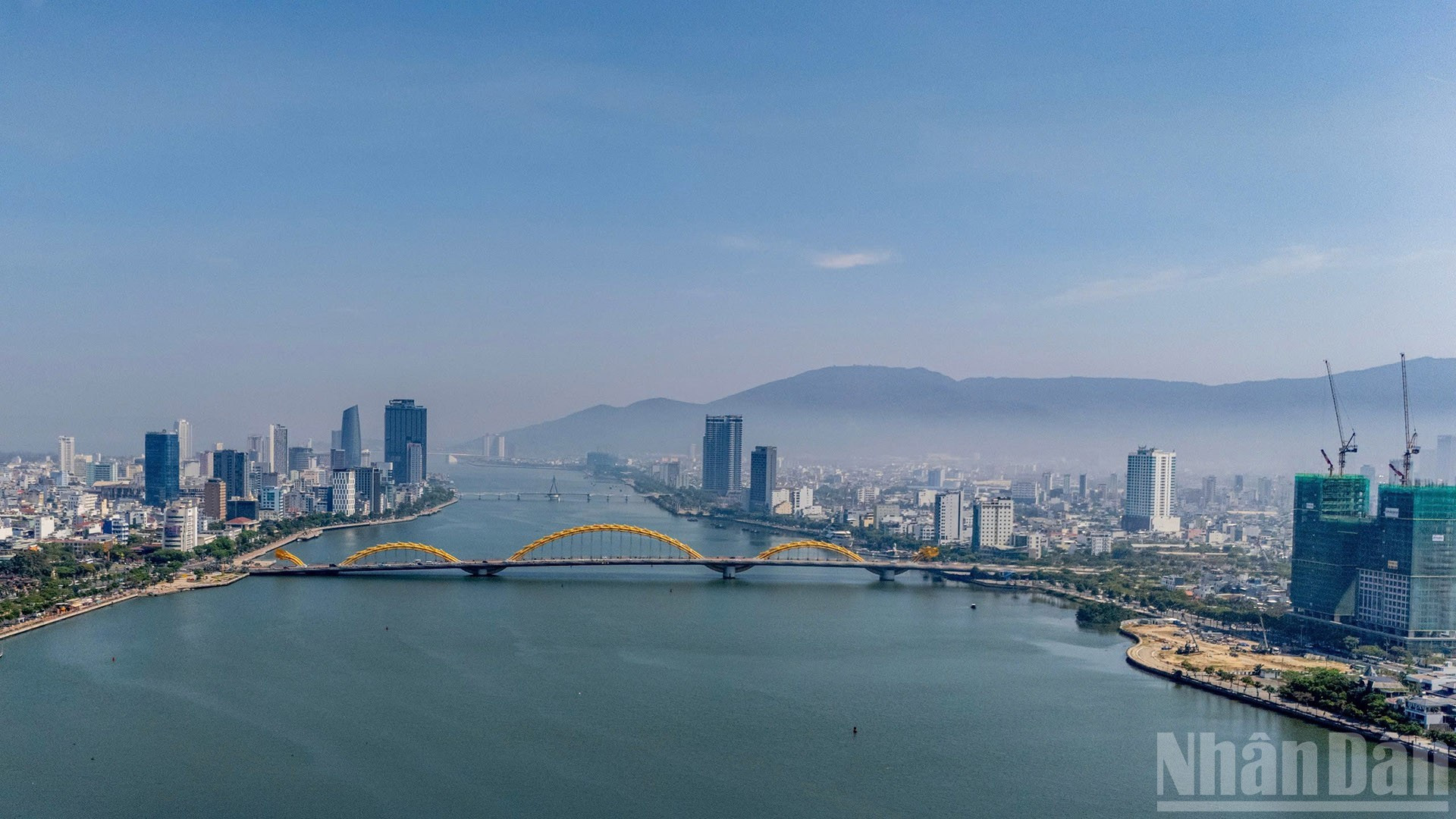 Desde el río Han, la ciudad exhibe su vitalidad y su dinámico desarrollo en ambas orillas.