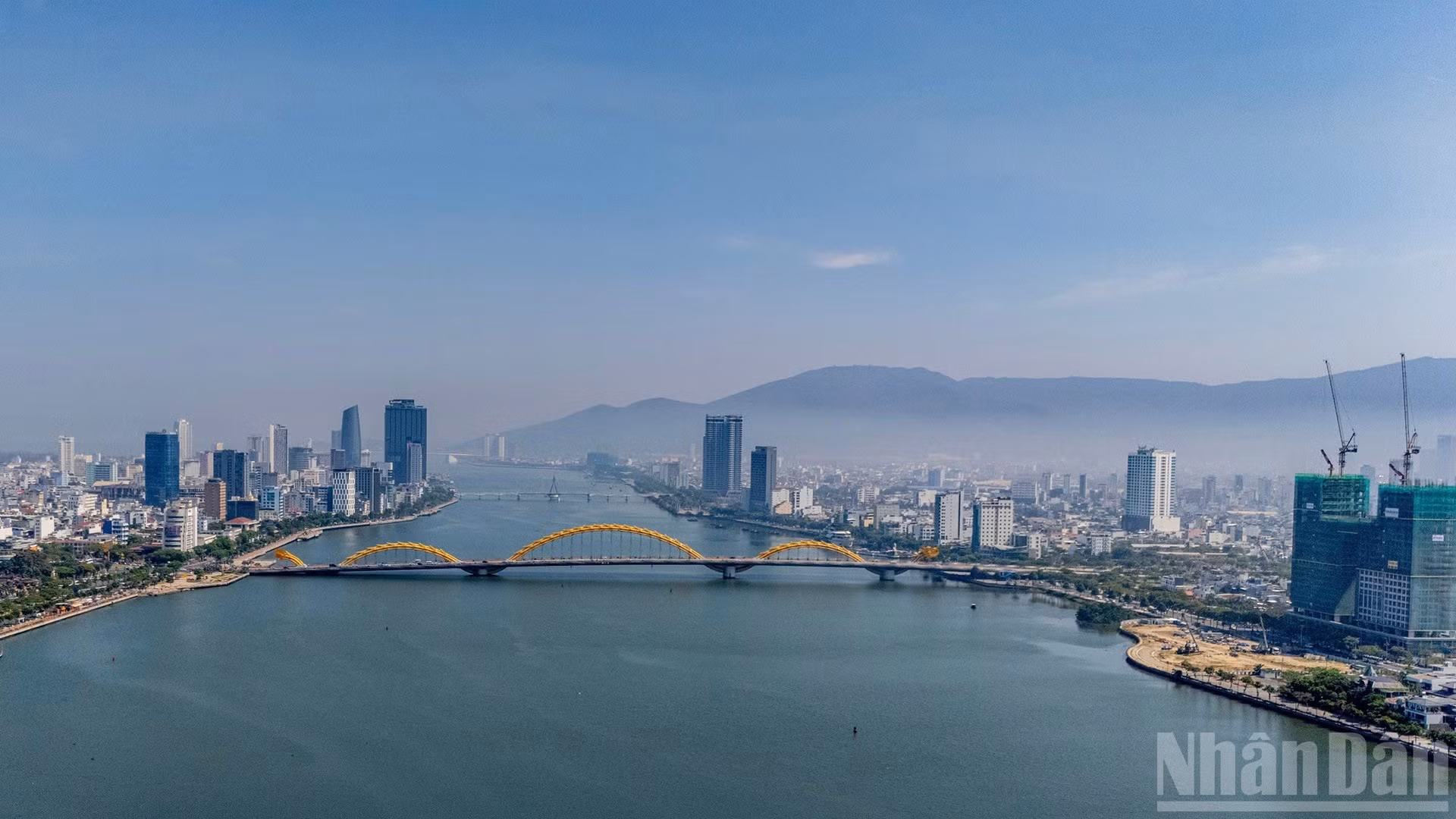 Desde el río Han, la ciudad exhibe su vitalidad y su dinámico desarrollo en ambas orillas.