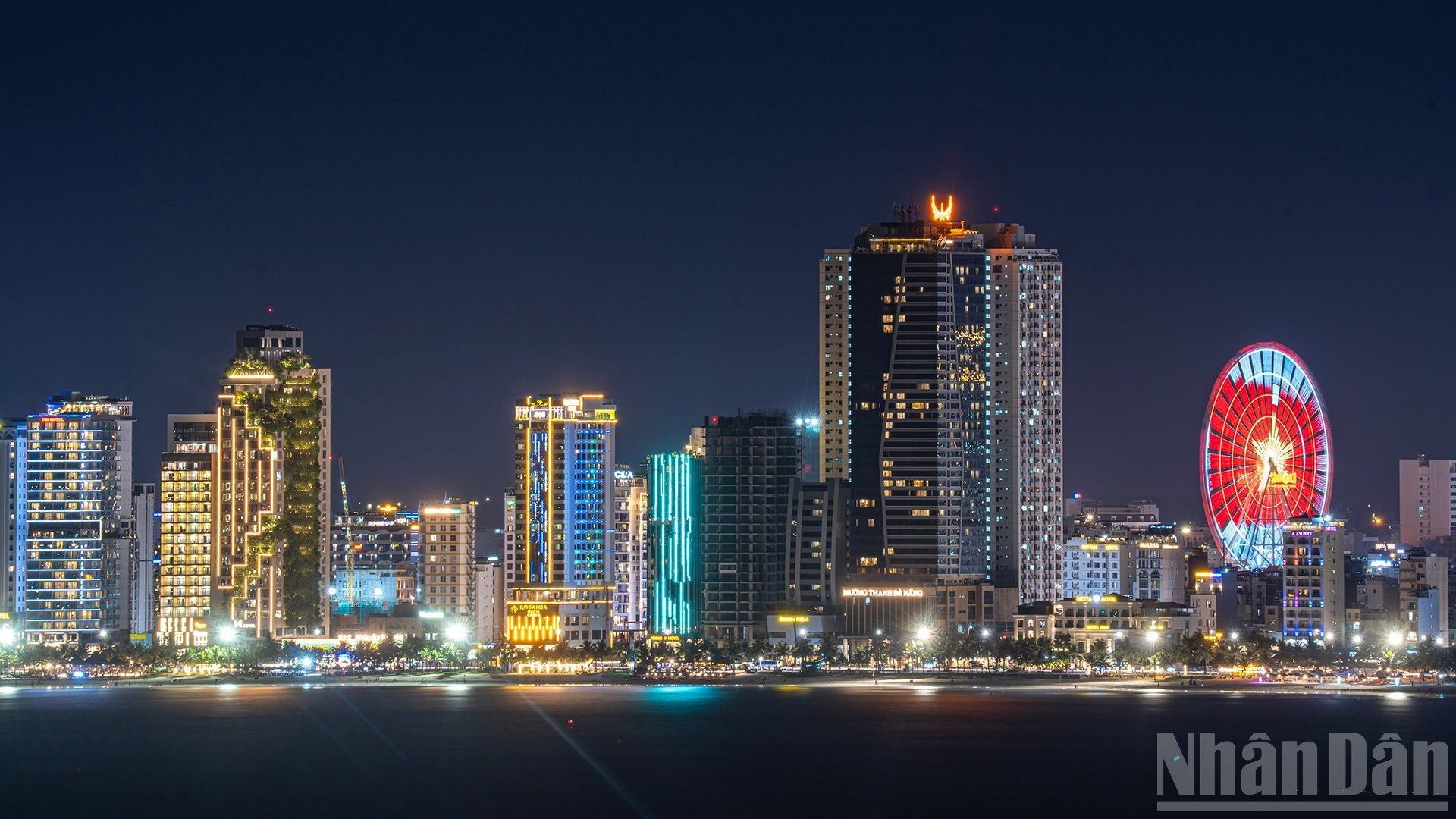 La playa de My Khe resplandece con luces nocturnas.