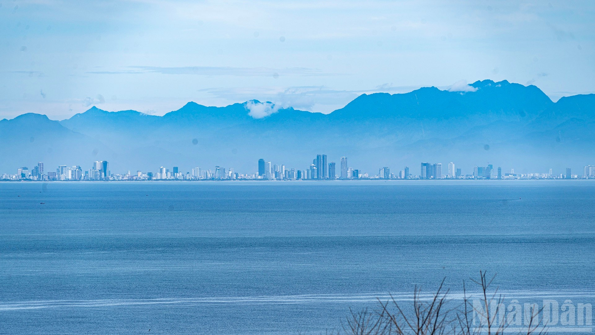 Desde el mar, con su horizonte bordeado de rascacielos, Da Nang se despliega con su vibrante modernidad en medio del océano.