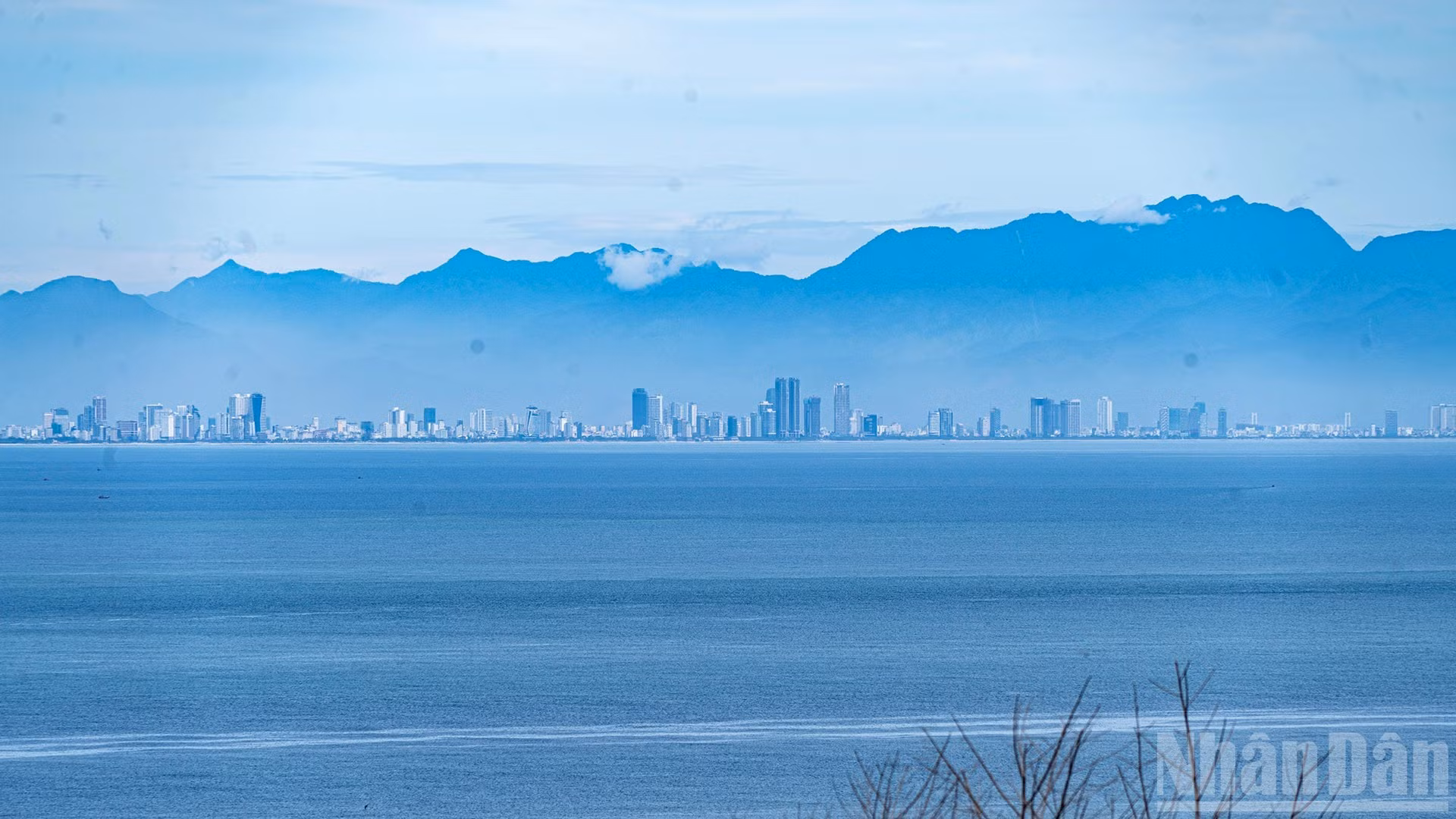 Desde el mar, con su horizonte bordeado de rascacielos, Da Nang se despliega con su vibrante modernidad en medio del océano.