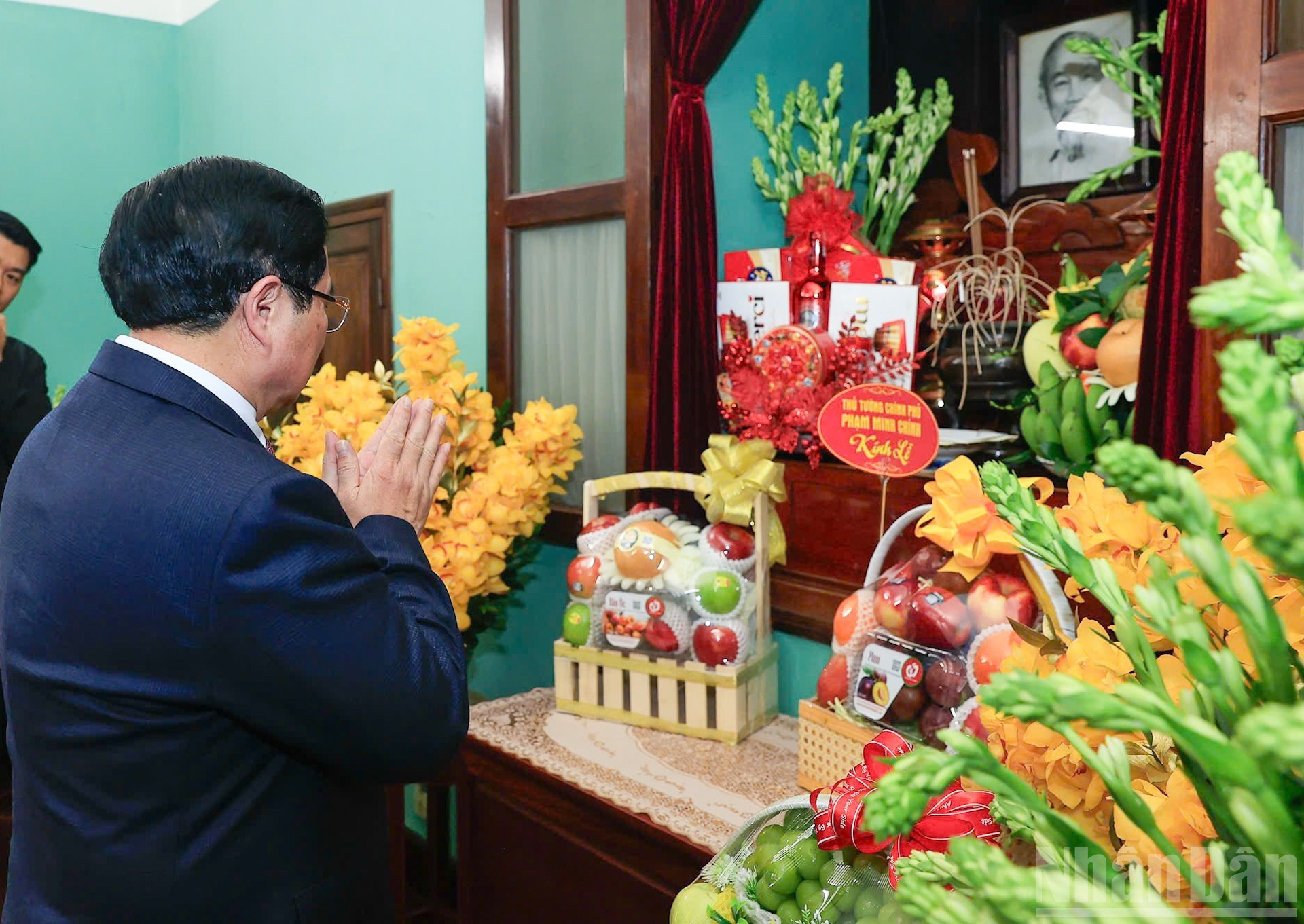 El premier Pham Minh Chinh ofrece inciensos en memoria al Presidente Ho Chi Minh.