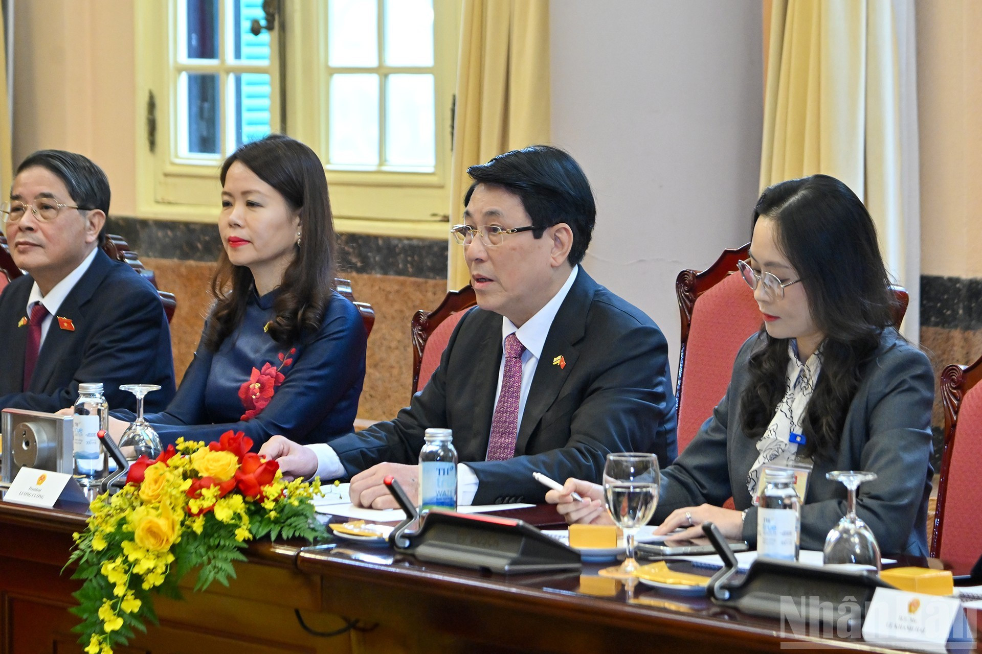 El presidente vietnamita Luong Cuong toma la palabra en el encuentro.