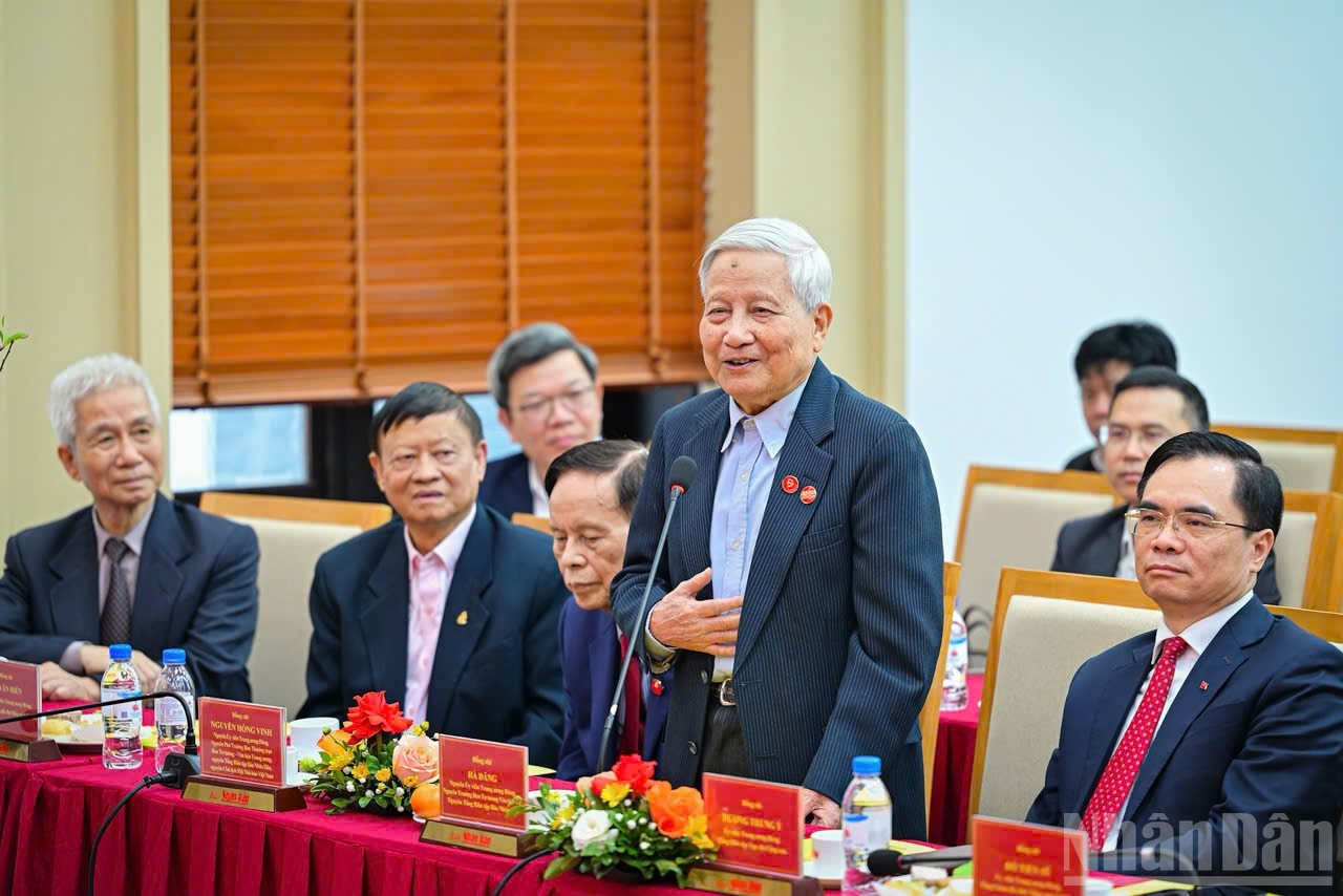 El periodista Ha Dang, expresidente-editor del periódico Nhan Dan habla en la conferencia.