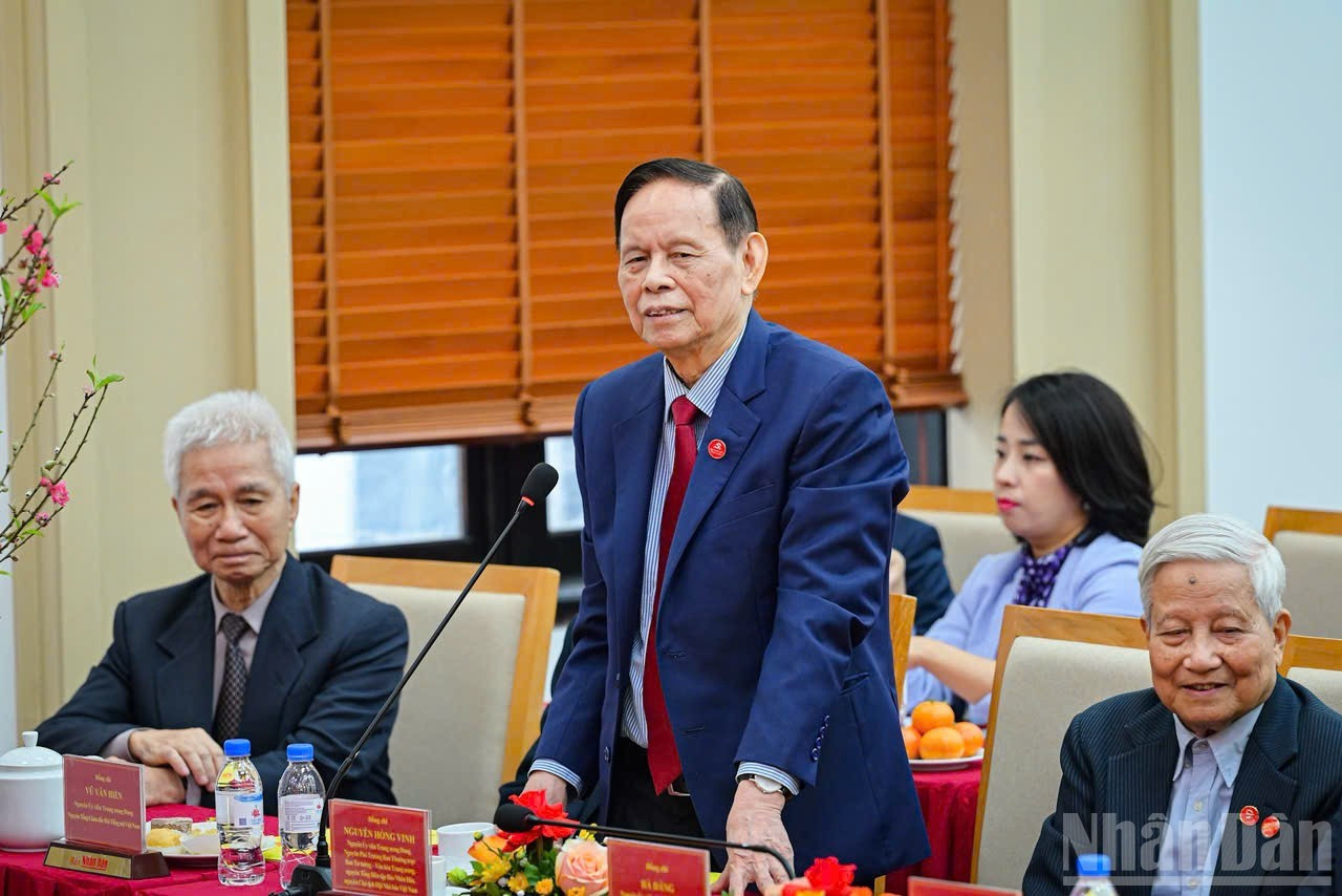 El periodista Nguyen Hong Vinh, expresidente-editor del periódico Nhan Dan habla en la cita.