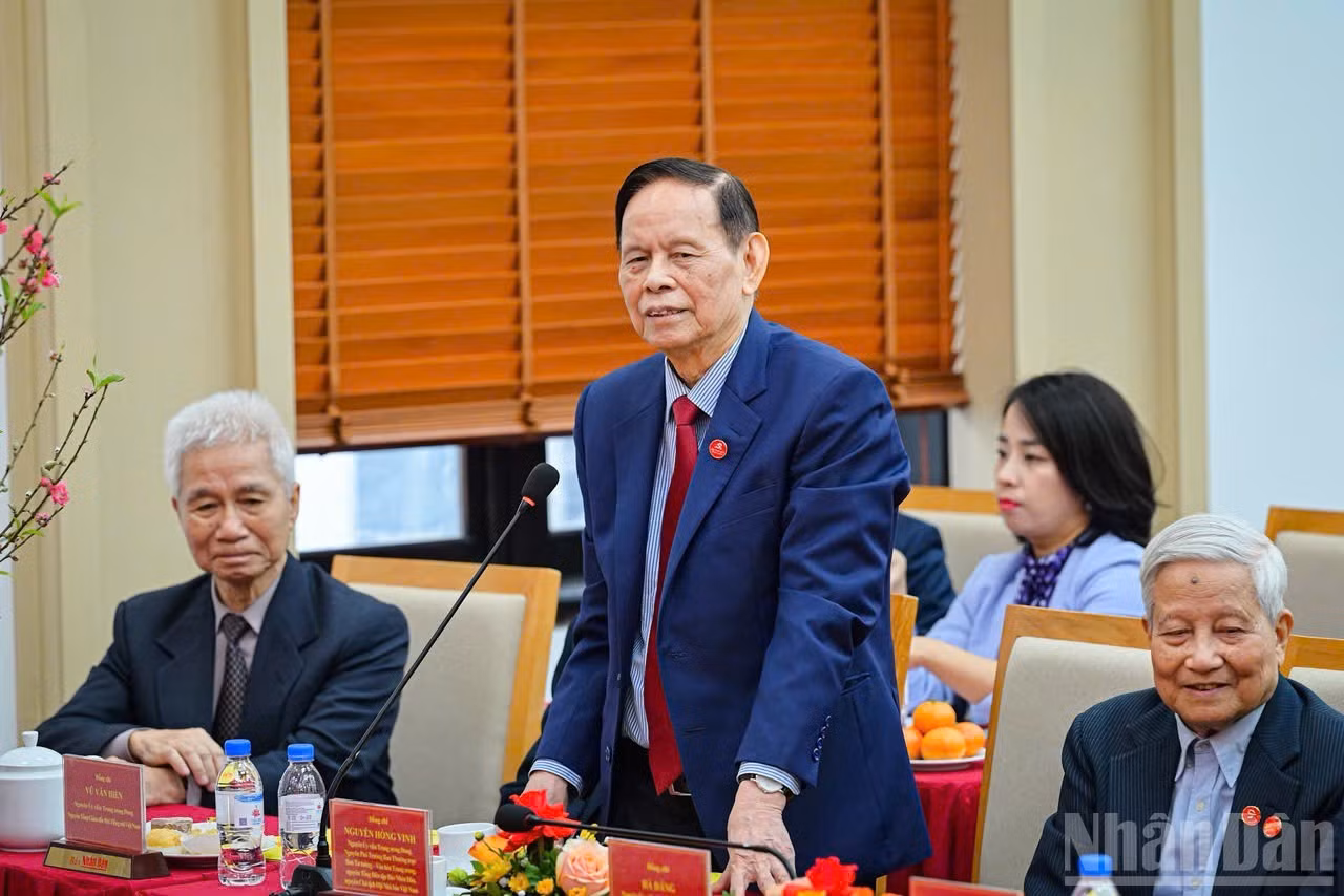 El periodista Nguyen Hong Vinh, expresidente-editor del periódico Nhan Dan habla en la cita.